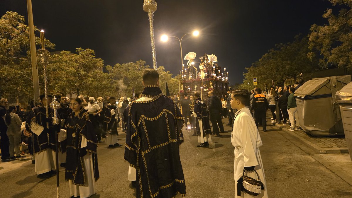 ByE_PoligonoSur's tweet photo. #SomosBendiciónyEsperanza
#HumildadyCaridad
#ByE25
🟢⚫ Bendición y Esperanza apunto de entrar aledaños Parroquia Jesús Obrero para efectuar su posterior entrada.
#ViernesDeDolores25
#BendiciónyEsperanza #SalyLuz #PolígonoSur #TDSCofrade
#HumildadyCaridadDelPolígonoSur https://t.co/QLynuxM202