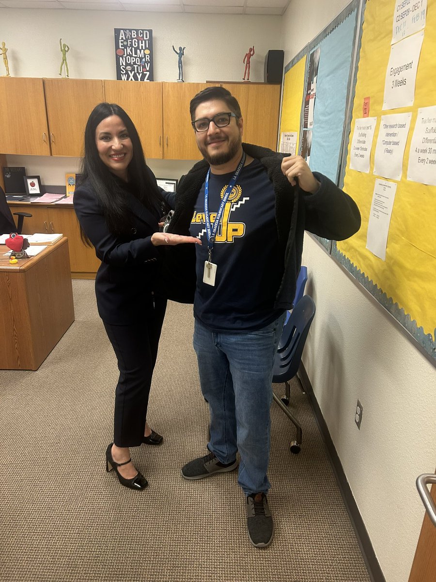 Congratulations to AP David Villegas of Cigarroa ES for earning the Assistant Principal Award of Distinction for the Thomas Jefferson Vertical Team in Region III! Well deserved recognition for your leadership and impact! #WeAreRegion3 #MakingItHappen @Region3_DISD <a href="/RyanZysk/">Ryan Zysk</a>