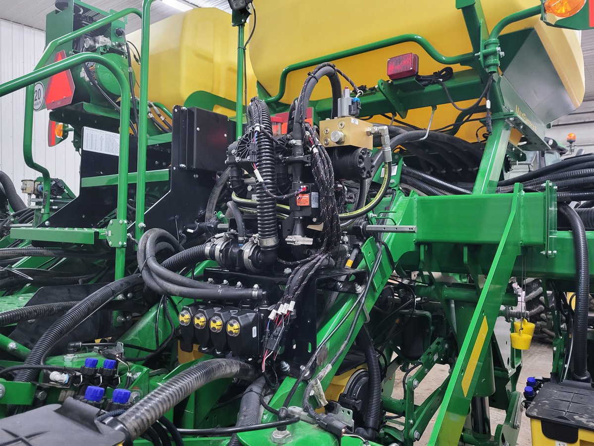 EdJHanson's tweet photo. Almost managed to rattle this job off in one day, thankyou for the help/work.  1795 12/23 JD planter @SurePointAg 
Merci pour le travail 
#pumpright
#dualmeteringtube
#greenstar https://t.co/9tNEYifXjm