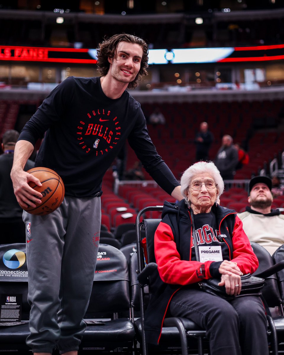 chicagobulls's tweet photo. Our guys had to meet Ida 🤩 https://t.co/5RUUQbFGyg