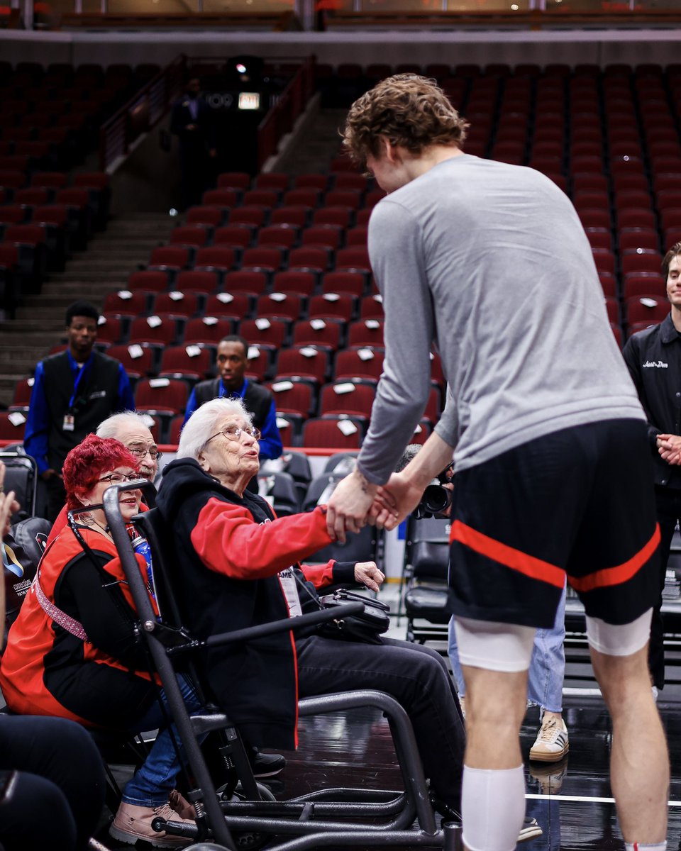 chicagobulls's tweet photo. Our guys had to meet Ida 🤩 https://t.co/5RUUQbFGyg