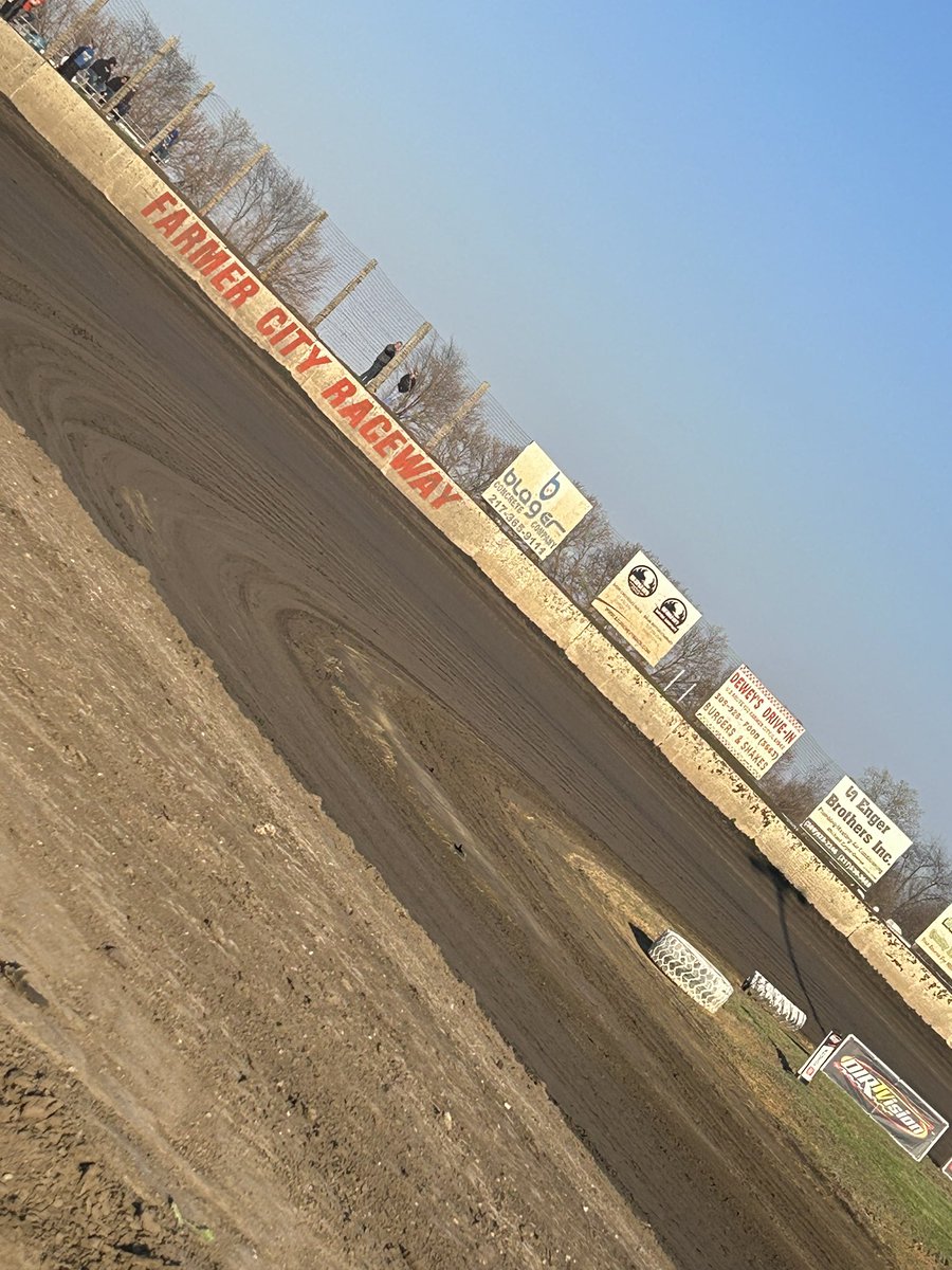 Just minutes away from the start of the 2025 <a href="/Xtreme_Outlaw/">Xtreme Outlaw Midget Series</a> Season — alongside the <a href="/WoOLateModels/">World of Outlaws Late Models</a>. Catch it live on <a href="/dirtvision/">DIRTVision</a>!

📍 Farmer City, IL