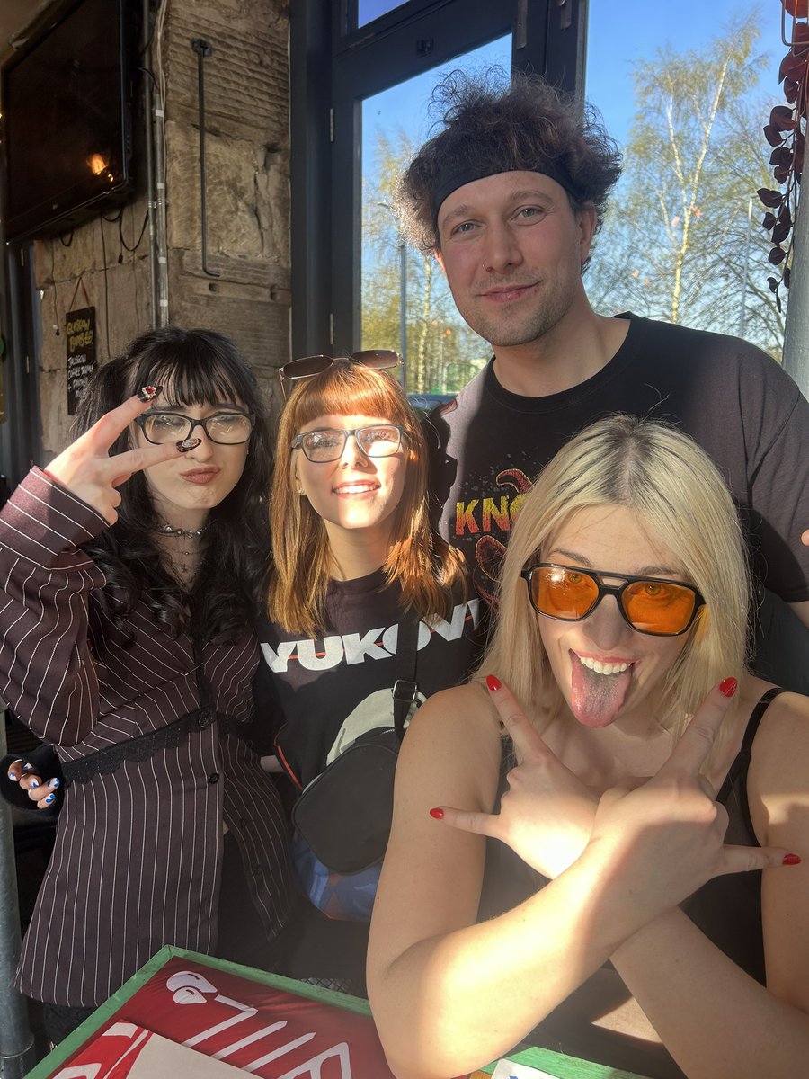 The most wholesome moment of my fucking life giving janine flowers and catching up with my favourite band after a year of not seeing each other. Emotional🤧♥️