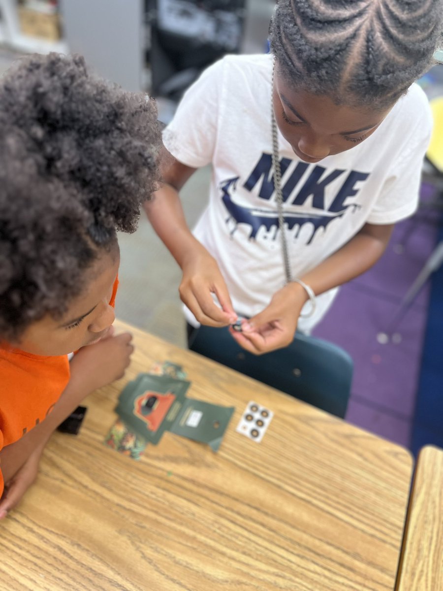 STEM Friday- The kids were able to compare an 🐜 leg to a 🐝 ￼leg and made the exciting discovery that the bees 🐝 legs has more hair than an 🐜 leg. 

They further deduced that the hair on the 🐝 leg helps it with pollination .

So grateful to <a href="/TeamFoldscope/">Foldscope</a> for this!