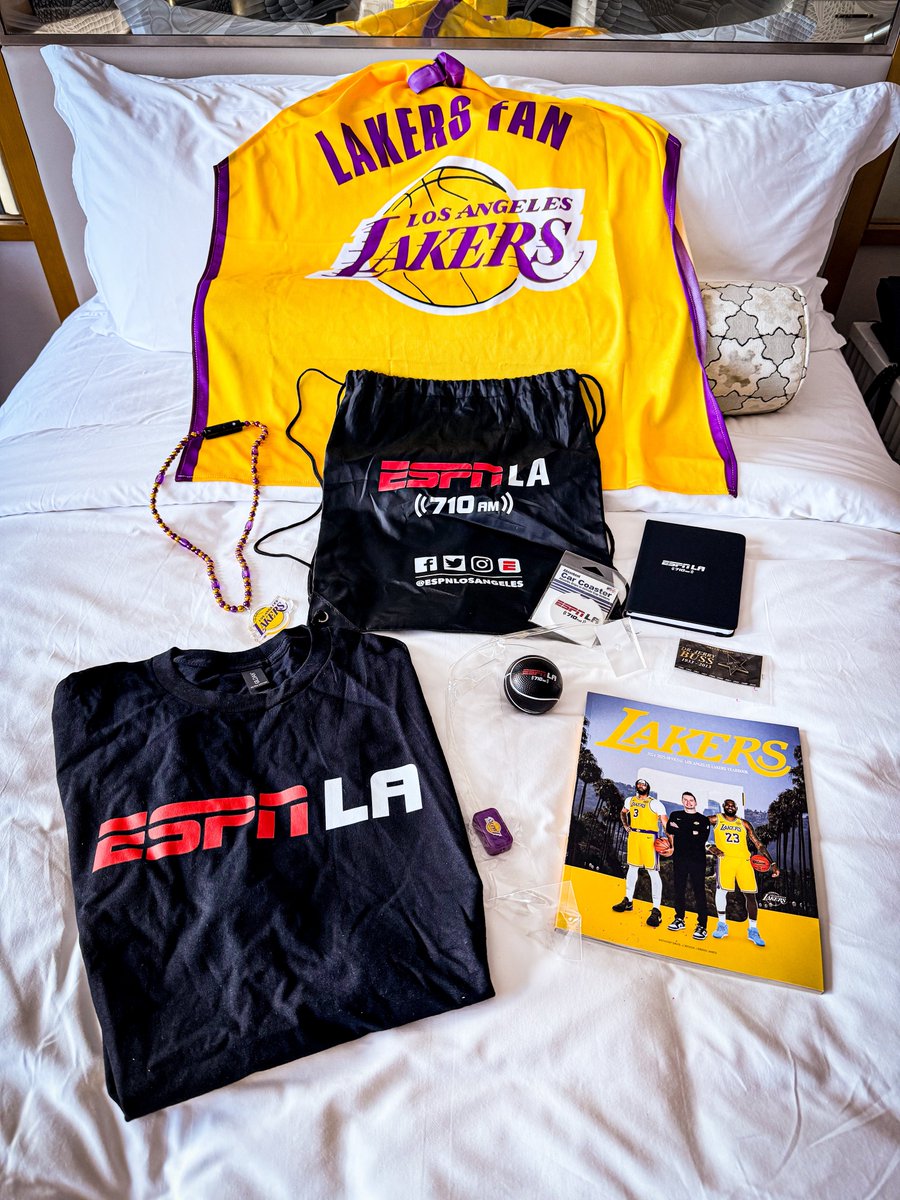 MKT594's tweet photo. ESPN LAラジオ局ですごい体験できました！
GFOATチャンピオンベルトまで用意してくださった @ESPNLosAngeles @bibigoUSAの皆さん本当にありがとうございます！
実はbibigoが自宅の近くに売ってなくて初めて食べたんですがめちゃくちゃ美味しかったです！
お土産もたくさん！
@Lakers #LakersGFOAT https://t.co/el8F5BP1ay