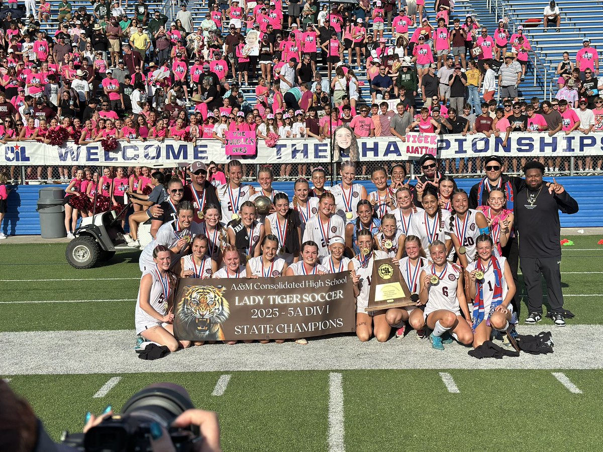 searcy_deandre's tweet photo. And that’s it for the lady tigers! They are state champions!!!!! This definitely won’t be the last banner picture, we’ll be back for the title and trophy next season! Enjoy this win you definitely earned it after this! TIGERS END THE SEASON UNDEFEATED AND STATE CHAMPIONS! https://t.co/Pr148ouHwi