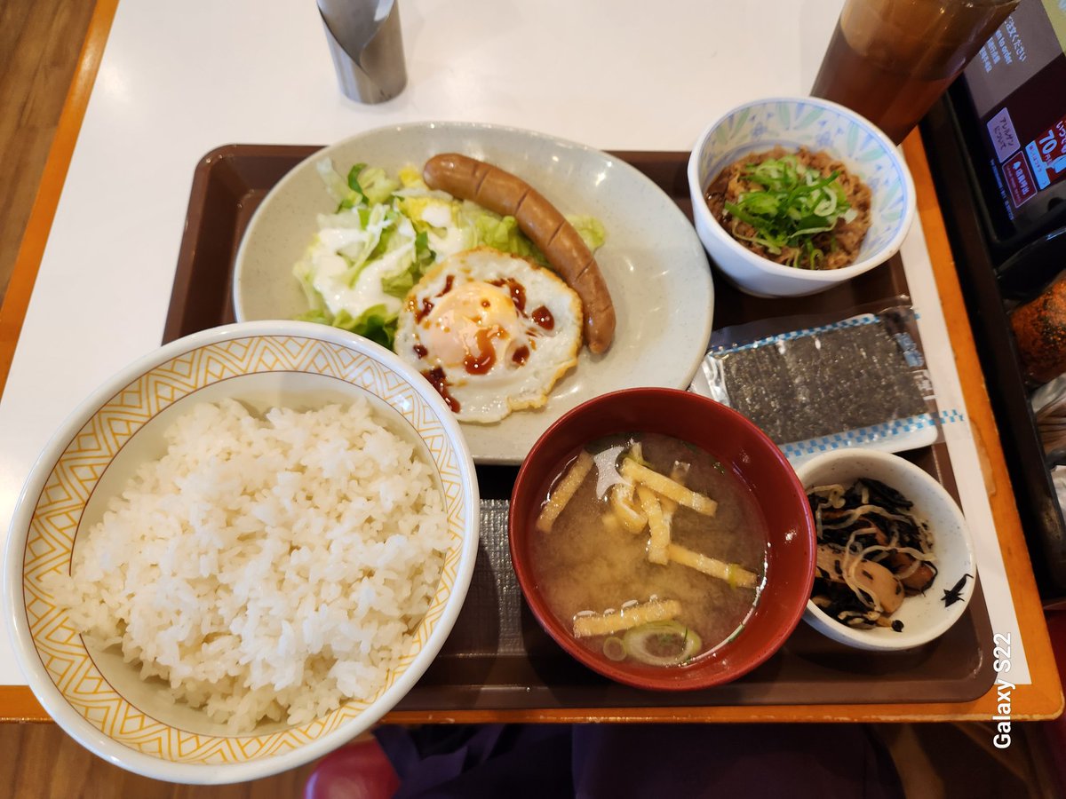 dearmoshpit's tweet photo. ファミマの音までで新潟無事到着😵💨
とりあえず朝飯 すき家😁
お昼は新潟らしいもの食べよう✌️
今日はこんな👇感じなので
見かけたら気軽にお声かけ下さいね😁
よろしくです🙇♂️
#TheRavens
#GHOSTNOTESTOUR
#新潟GOLDENPIGS https://t.co/LP4mxx8Xkf