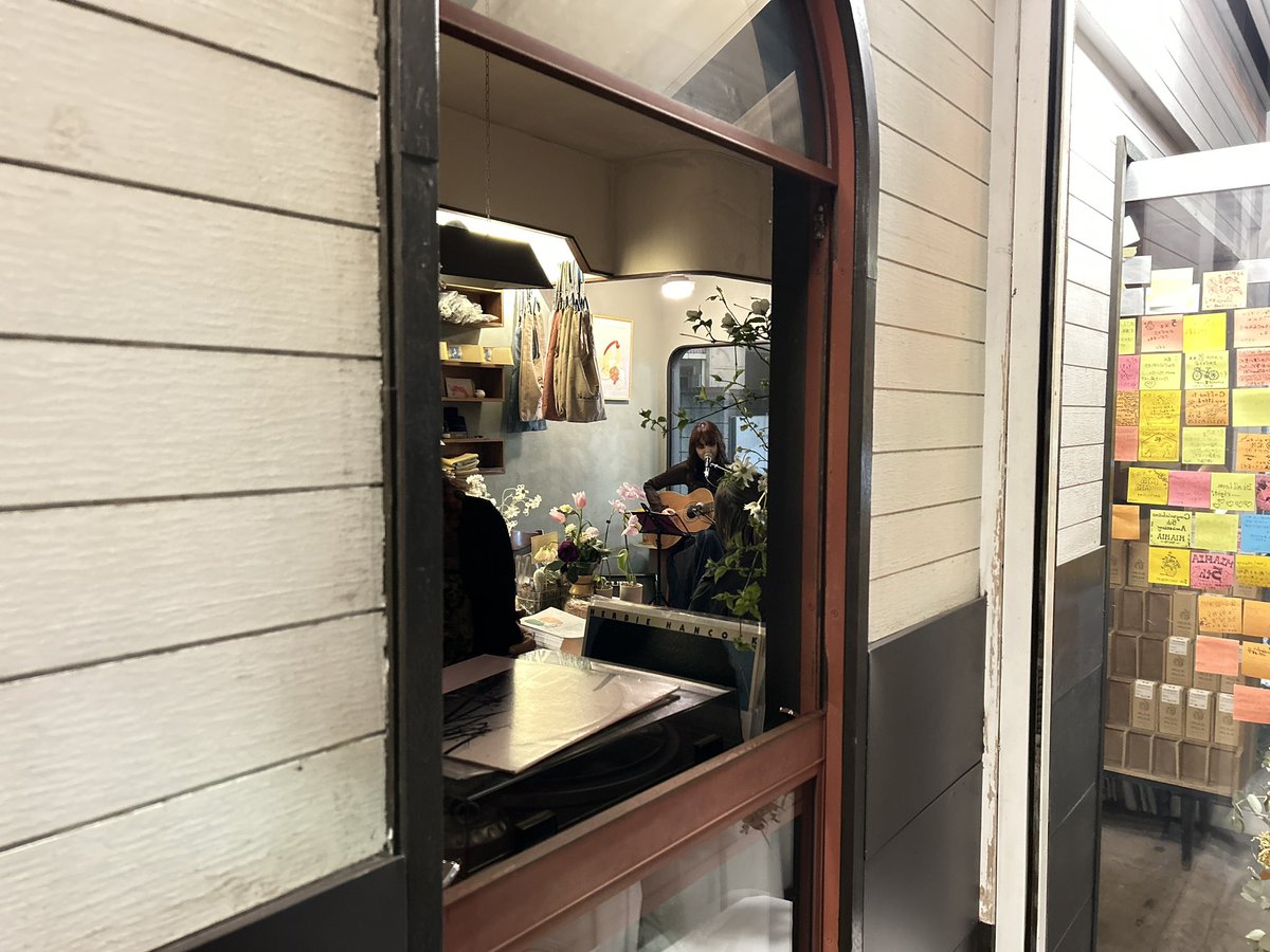 ハイパーオシャレ空間でギターを弾きました。
お店からお客さんまでみんなオシャレ。
すごい！！
Kumonookaimonoさんありがとう！！

痩せなきゃなぁ。