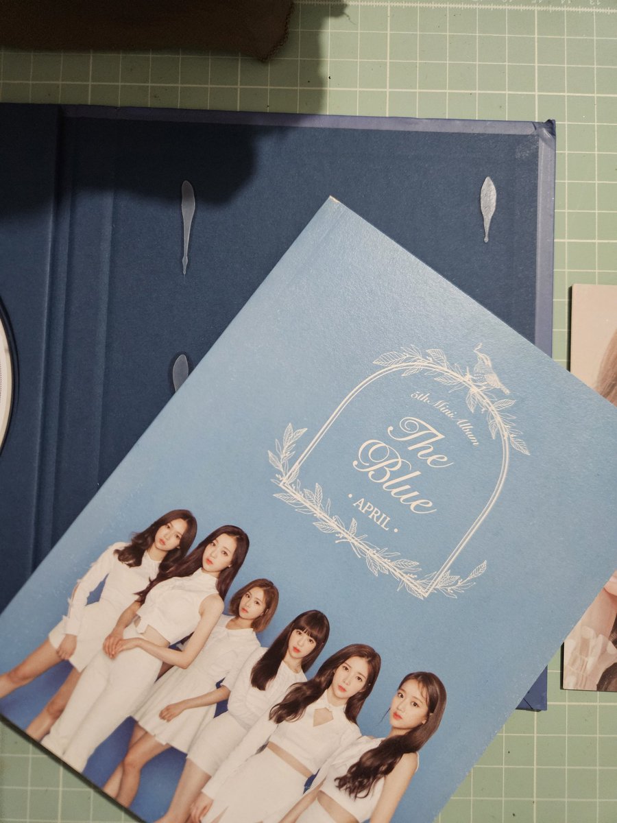 🚨VENDA/VENDO🚨

R$5,00 + frete (superfrete)
• com avaria(photobook descolou)

• mando foto/ vídeo na DM 
🏷 april the blue kpop álbum chaekyung chaewon naeun yena Rachel jinsol
