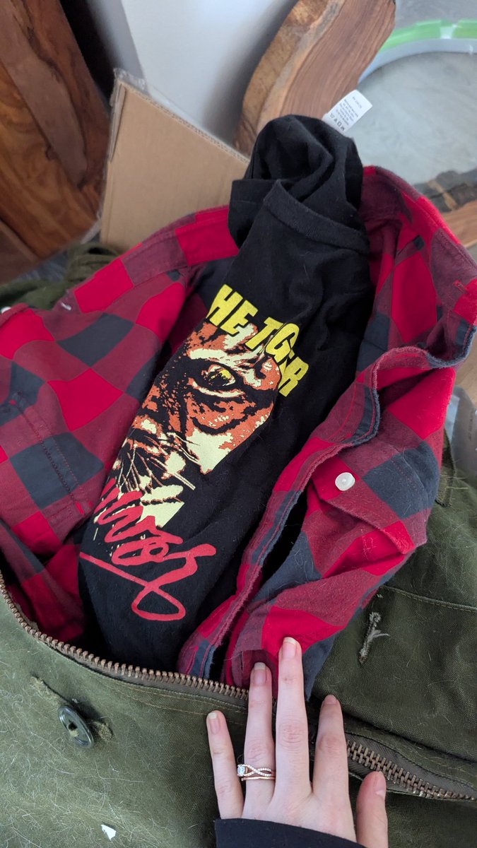 gallifrey's tweet photo. Did I show y'all I got Dean's screen-accurate plaid and Eye of the Tiger shirt? 😎 Will also be a featured prop in Artemis, hanging a bit out of the duffle. 

#spn #spntwitter #supernatural #spnfamily #deanwinchester https://t.co/86HG4DdhQ1