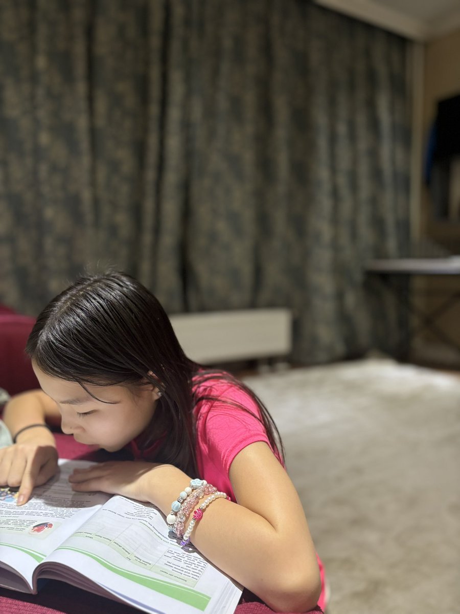 Нандин минь сургуулиа төлөөлнө гэнэ Хөдөлмөрч занг нь биширнээ💕💕💕Шангрила-д  явбал миний нандинг дэмжээрэй ♥️♥️

love you my baby🩶🩶🩶