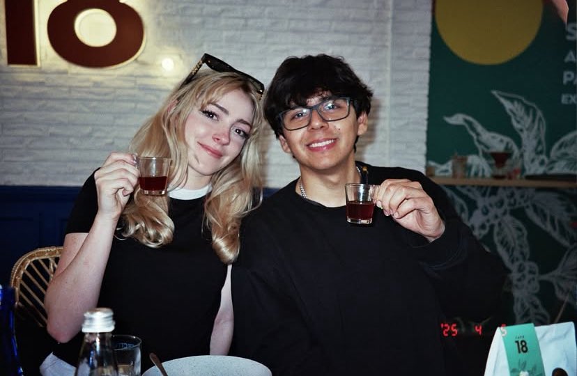 jkzzzdh's tweet photo. Sylvee ya subió las fotos que se tomó con Daarick 😭😭😭💗 https://t.co/hzp33ENrFA