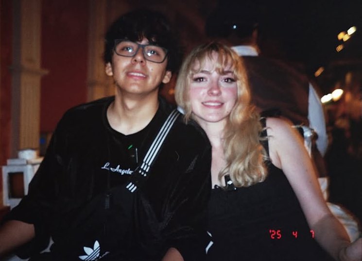 jkzzzdh's tweet photo. Sylvee ya subió las fotos que se tomó con Daarick 😭😭😭💗 https://t.co/hzp33ENrFA