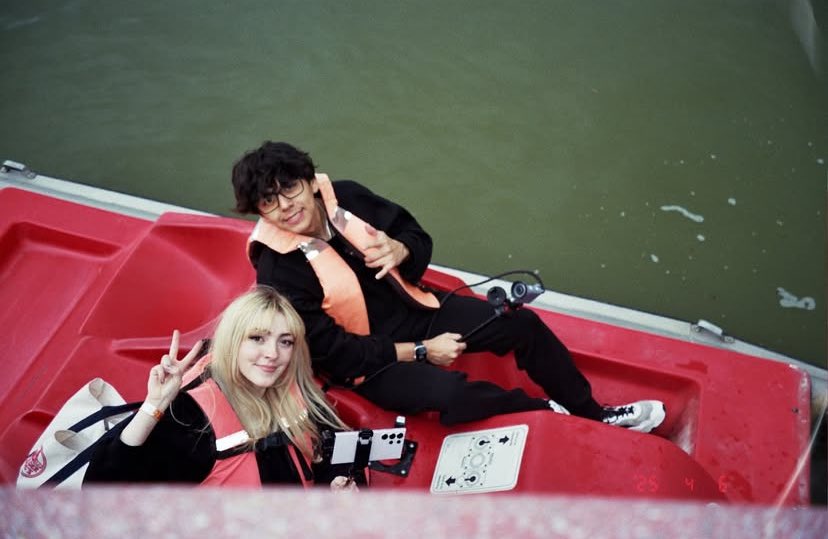 jkzzzdh's tweet photo. Sylvee ya subió las fotos que se tomó con Daarick 😭😭😭💗 https://t.co/hzp33ENrFA