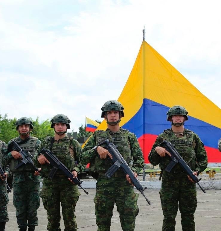 ElDatoEcua's tweet photo. #Urgente  Más de 45 mil militares de las Fuerzas Terrestre, Naval y Aérea están desplegados a escala nacional para garantizar la seguridad durante las elecciones presidenciales de este 13 de abril. https://t.co/8twEi4e9Zq