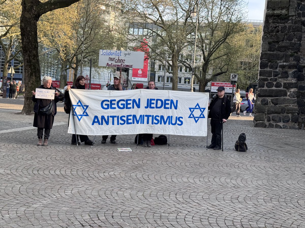 LoveGuerillero's tweet photo. ❤️🖤 #Köln #k1104
Wieder Pali Trash on the street diesmal als ,,fun for Palestine” Truppe mit Musikalischer Begleitung von 2 Babus Selbstdarstellern. Der Irsinn kennt kein Limit , wir registrieren immer mehr Parallelen zu den Querschwurbel und deren Protestformen, jede noch so absurde Präsentation ist willkommen Hauptsache man kann ,,free Palestine” grölen. Wir haben das natürlich nicht unwidersprochen gelassen und zwar ruhig und gelassen when they go low we go high. Wir standen heute ca. 2 1/2 Stunden ohne jeglichen Team Blau Schutz. Im Gespräch mit dem Einsatzleiter sagte der mir sie hätten nicht genug Leute weil die Pali Demo begleitet werden musste , übersetzt heißt das Israel solidarische Menschen die sich Gegen Antisemitismus positionieren brauchen keinen Schutz sie sind es nicht wert geschützt zu werden, nicht das erste Mal das Team Blau Köln da sehr nachlässig und desinteressiert ist. Ich habe dem Einsatzleiter klar gesagt das dies völlig inakzeptabel und verantwortungslos ist. Schien ihn nicht sehr zu interessieren, habe auch nichts anderes erwartet. Jüdisches Leben zu schützen ist es offenbar nicht Wert geschützt zu werden. Welcome to Schland 2025
#GegenJedenAntisemitismus
#BringThemHomeNow
#FreeGazaFromHamas
#LetOurPeopleGo 🎗️🧡
@watchingyou81 @KoeAntifa161 @AntifascistaBRS @161debunk @Tanja_161 @klarekante_cgn @CityofHopeKoeln @ASB_NRW @bga_koeln @leah_youn @MartinHeil9 @bgabonn @soerenhabet @yoga_and_more @KolnOmas