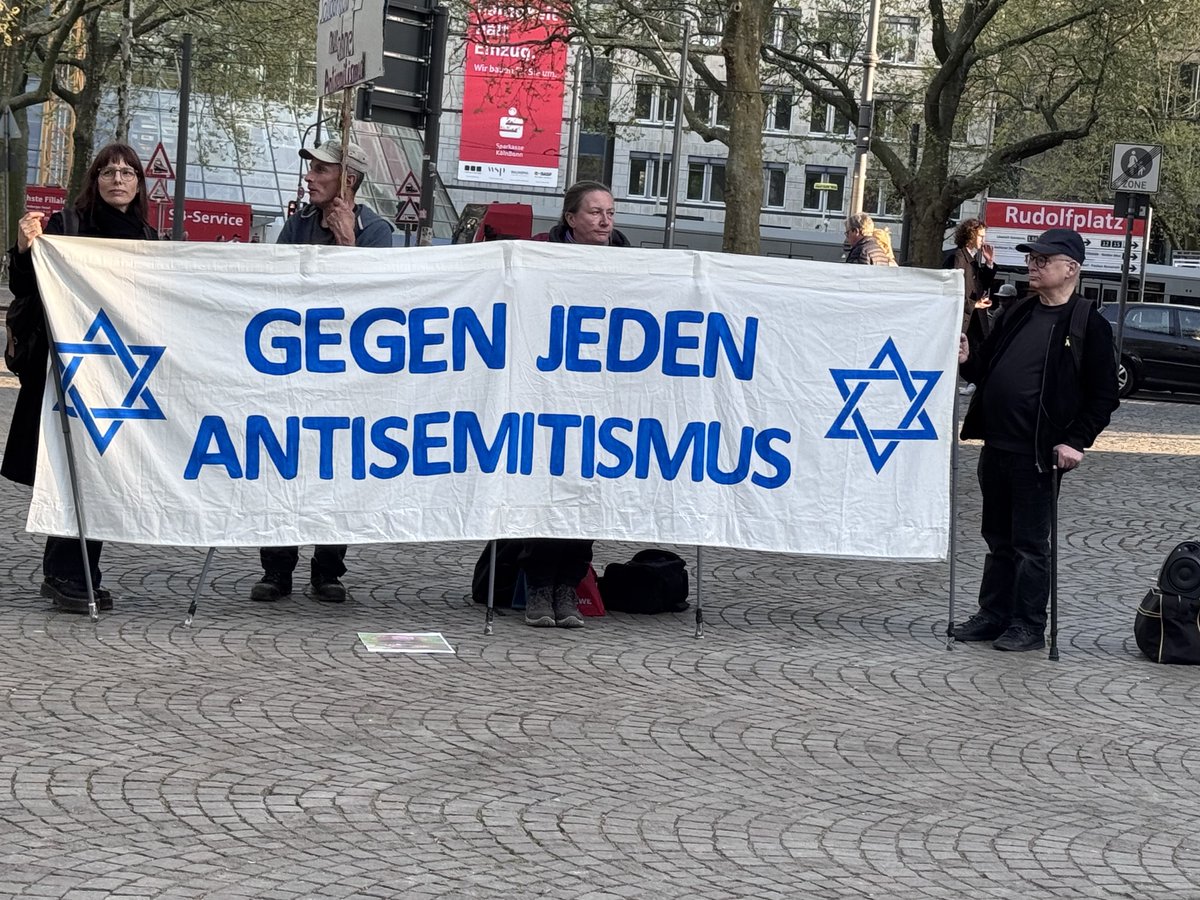 LoveGuerillero's tweet photo. ❤️🖤 #Köln #k1104
Wieder Pali Trash on the street diesmal als ,,fun for Palestine” Truppe mit Musikalischer Begleitung von 2 Babus Selbstdarstellern. Der Irsinn kennt kein Limit , wir registrieren immer mehr Parallelen zu den Querschwurbel und deren Protestformen, jede noch so absurde Präsentation ist willkommen Hauptsache man kann ,,free Palestine” grölen. Wir haben das natürlich nicht unwidersprochen gelassen und zwar ruhig und gelassen when they go low we go high. Wir standen heute ca. 2 1/2 Stunden ohne jeglichen Team Blau Schutz. Im Gespräch mit dem Einsatzleiter sagte der mir sie hätten nicht genug Leute weil die Pali Demo begleitet werden musste , übersetzt heißt das Israel solidarische Menschen die sich Gegen Antisemitismus positionieren brauchen keinen Schutz sie sind es nicht wert geschützt zu werden, nicht das erste Mal das Team Blau Köln da sehr nachlässig und desinteressiert ist. Ich habe dem Einsatzleiter klar gesagt das dies völlig inakzeptabel und verantwortungslos ist. Schien ihn nicht sehr zu interessieren, habe auch nichts anderes erwartet. Jüdisches Leben zu schützen ist es offenbar nicht Wert geschützt zu werden. Welcome to Schland 2025
#GegenJedenAntisemitismus
#BringThemHomeNow
#FreeGazaFromHamas
#LetOurPeopleGo 🎗️🧡
@watchingyou81 @KoeAntifa161 @AntifascistaBRS @161debunk @Tanja_161 @klarekante_cgn @CityofHopeKoeln @ASB_NRW @bga_koeln @leah_youn @MartinHeil9 @bgabonn @soerenhabet @yoga_and_more @KolnOmas