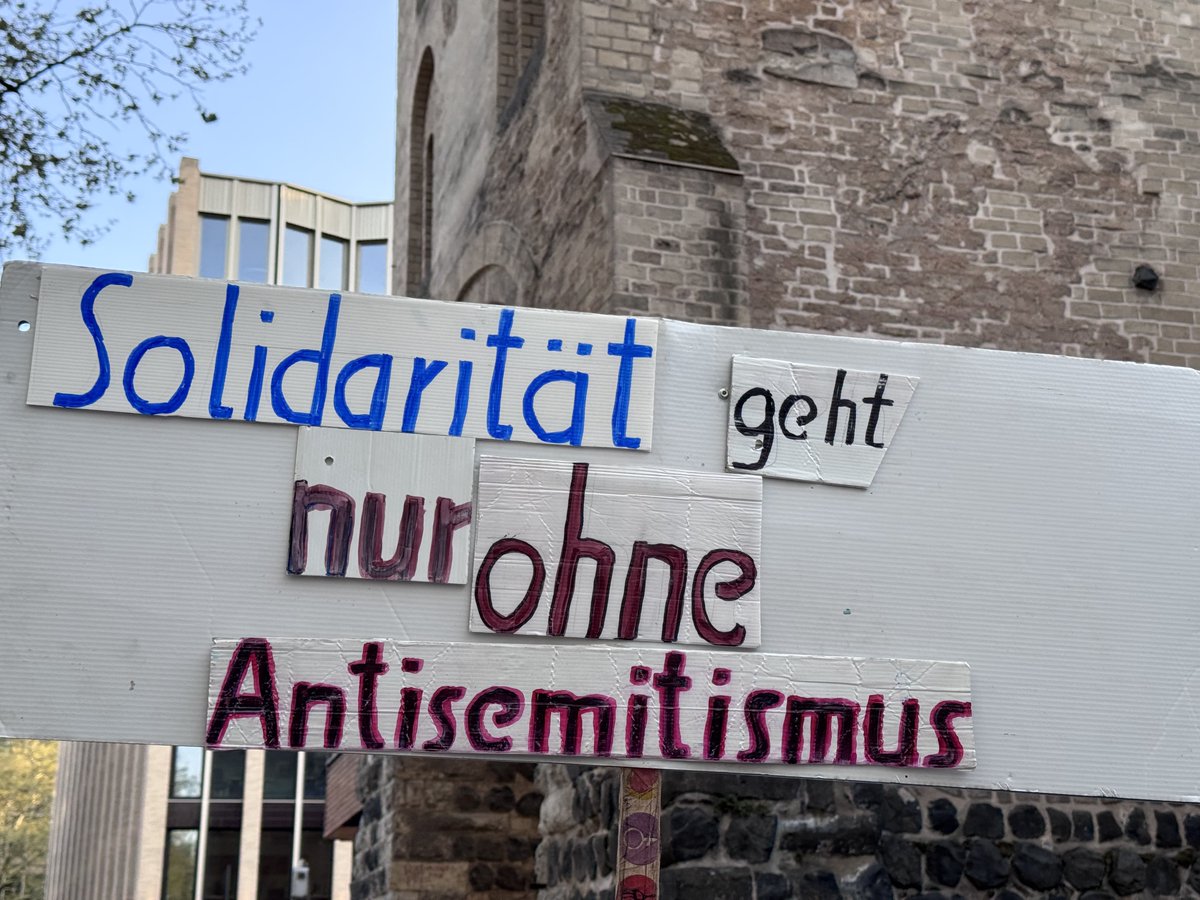 LoveGuerillero's tweet photo. ❤️🖤 #Köln #k1104
Wieder Pali Trash on the street diesmal als ,,fun for Palestine” Truppe mit Musikalischer Begleitung von 2 Babus Selbstdarstellern. Der Irsinn kennt kein Limit , wir registrieren immer mehr Parallelen zu den Querschwurbel und deren Protestformen, jede noch so absurde Präsentation ist willkommen Hauptsache man kann ,,free Palestine” grölen. Wir haben das natürlich nicht unwidersprochen gelassen und zwar ruhig und gelassen when they go low we go high. Wir standen heute ca. 2 1/2 Stunden ohne jeglichen Team Blau Schutz. Im Gespräch mit dem Einsatzleiter sagte der mir sie hätten nicht genug Leute weil die Pali Demo begleitet werden musste , übersetzt heißt das Israel solidarische Menschen die sich Gegen Antisemitismus positionieren brauchen keinen Schutz sie sind es nicht wert geschützt zu werden, nicht das erste Mal das Team Blau Köln da sehr nachlässig und desinteressiert ist. Ich habe dem Einsatzleiter klar gesagt das dies völlig inakzeptabel und verantwortungslos ist. Schien ihn nicht sehr zu interessieren, habe auch nichts anderes erwartet. Jüdisches Leben zu schützen ist es offenbar nicht Wert geschützt zu werden. Welcome to Schland 2025
#GegenJedenAntisemitismus
#BringThemHomeNow
#FreeGazaFromHamas
#LetOurPeopleGo 🎗️🧡
@watchingyou81 @KoeAntifa161 @AntifascistaBRS @161debunk @Tanja_161 @klarekante_cgn @CityofHopeKoeln @ASB_NRW @bga_koeln @leah_youn @MartinHeil9 @bgabonn @soerenhabet @yoga_and_more @KolnOmas