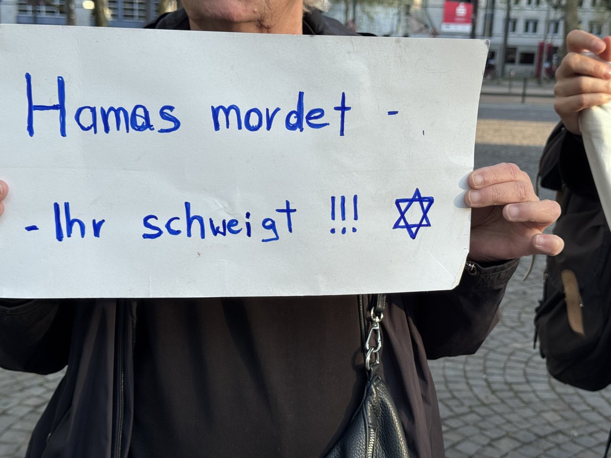 LoveGuerillero's tweet photo. ❤️🖤 #Köln #k1104
Wieder Pali Trash on the street diesmal als ,,fun for Palestine” Truppe mit Musikalischer Begleitung von 2 Babus Selbstdarstellern. Der Irsinn kennt kein Limit , wir registrieren immer mehr Parallelen zu den Querschwurbel und deren Protestformen, jede noch so absurde Präsentation ist willkommen Hauptsache man kann ,,free Palestine” grölen. Wir haben das natürlich nicht unwidersprochen gelassen und zwar ruhig und gelassen when they go low we go high. Wir standen heute ca. 2 1/2 Stunden ohne jeglichen Team Blau Schutz. Im Gespräch mit dem Einsatzleiter sagte der mir sie hätten nicht genug Leute weil die Pali Demo begleitet werden musste , übersetzt heißt das Israel solidarische Menschen die sich Gegen Antisemitismus positionieren brauchen keinen Schutz sie sind es nicht wert geschützt zu werden, nicht das erste Mal das Team Blau Köln da sehr nachlässig und desinteressiert ist. Ich habe dem Einsatzleiter klar gesagt das dies völlig inakzeptabel und verantwortungslos ist. Schien ihn nicht sehr zu interessieren, habe auch nichts anderes erwartet. Jüdisches Leben zu schützen ist es offenbar nicht Wert geschützt zu werden. Welcome to Schland 2025
#GegenJedenAntisemitismus
#BringThemHomeNow
#FreeGazaFromHamas
#LetOurPeopleGo 🎗️🧡
@watchingyou81 @KoeAntifa161 @AntifascistaBRS @161debunk @Tanja_161 @klarekante_cgn @CityofHopeKoeln @ASB_NRW @bga_koeln @leah_youn @MartinHeil9 @bgabonn @soerenhabet @yoga_and_more @KolnOmas