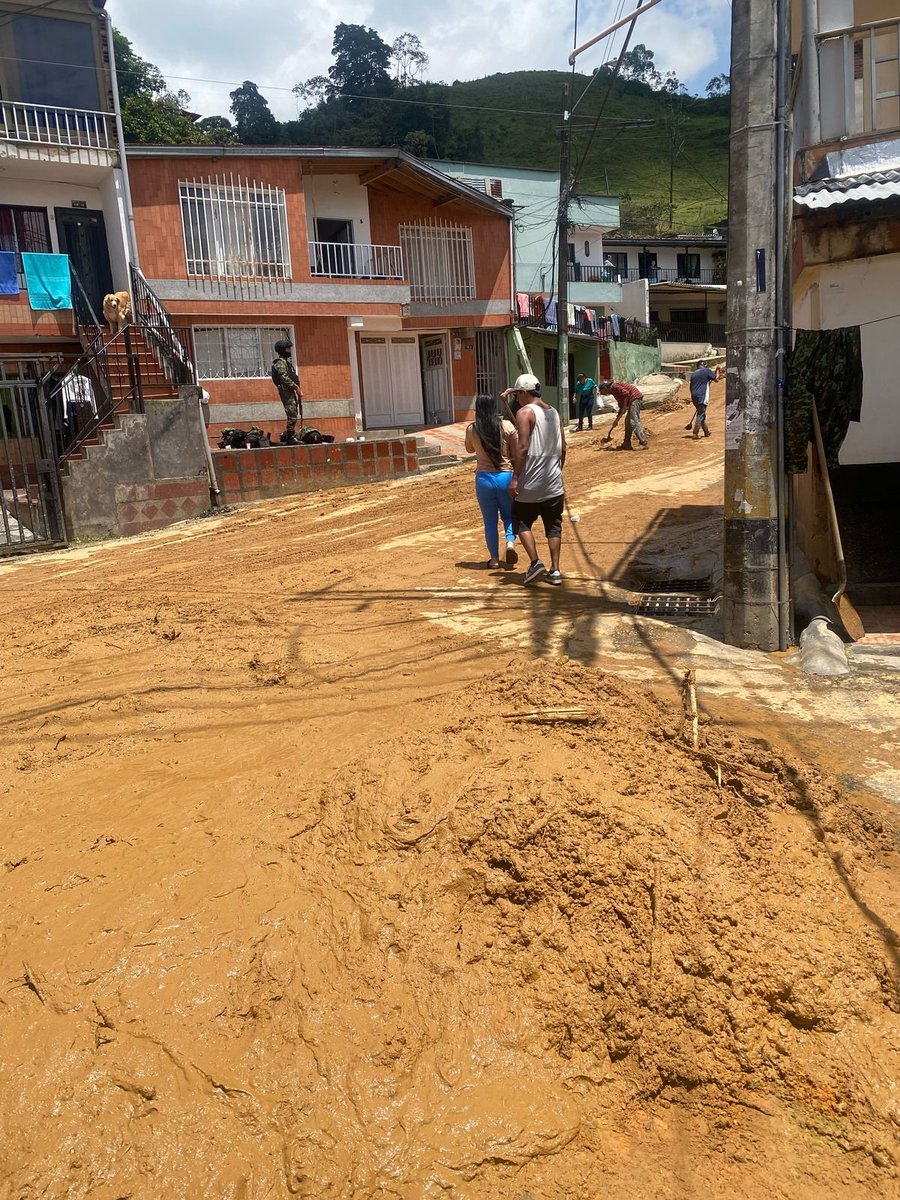 JulianAndresGV's tweet photo. En nuestra #Medellín
Toda la comunidad de nuestro Corregimiento de San Antonio de Prado agradece el apoyo de soldados del #BAPOM4 #CuartaBrigada @COL_EJERCITO por la #Seguridad y ahora también ayudando ante el invierno🤝
Total admiración y respeto por estos #heroes de #Colombia https://t.co/eiKIL1iTWm