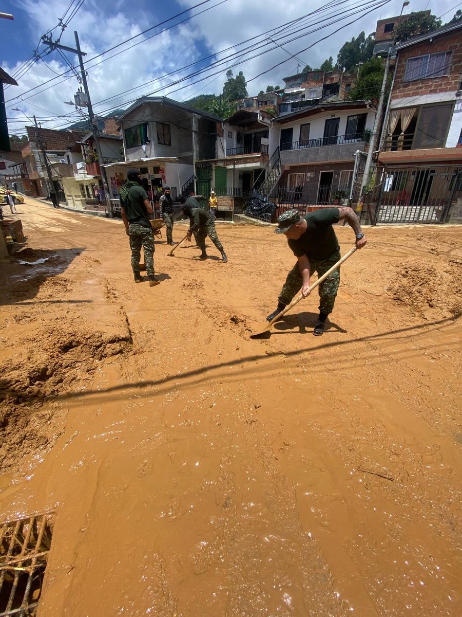 JulianAndresGV's tweet photo. En nuestra #Medellín
Toda la comunidad de nuestro Corregimiento de San Antonio de Prado agradece el apoyo de soldados del #BAPOM4 #CuartaBrigada @COL_EJERCITO por la #Seguridad y ahora también ayudando ante el invierno🤝
Total admiración y respeto por estos #heroes de #Colombia https://t.co/eiKIL1iTWm