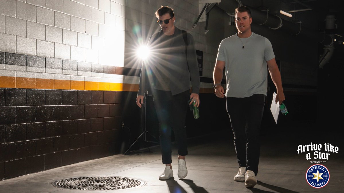 Padres's tweet photo. Feels good to be home 😎

@EstrellaJalisco x #ArriveLikeAStar https://t.co/B9uBLKsZqo