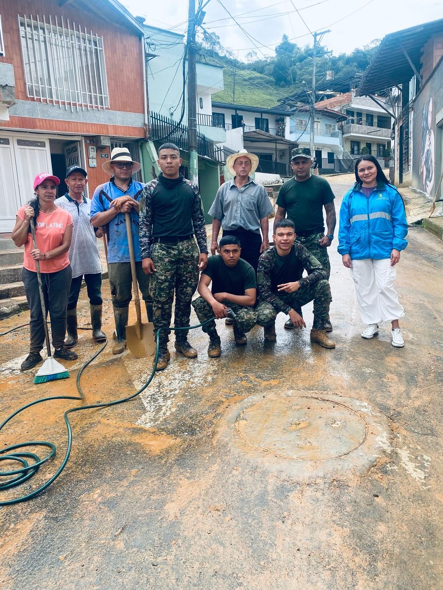 JulianAndresGV's tweet photo. En nuestra #Medellín
Toda la comunidad de nuestro Corregimiento de San Antonio de Prado agradece el apoyo de soldados del #BAPOM4 #CuartaBrigada @COL_EJERCITO por la #Seguridad y ahora también ayudando ante el invierno🤝
Total admiración y respeto por estos #heroes de #Colombia https://t.co/eiKIL1iTWm