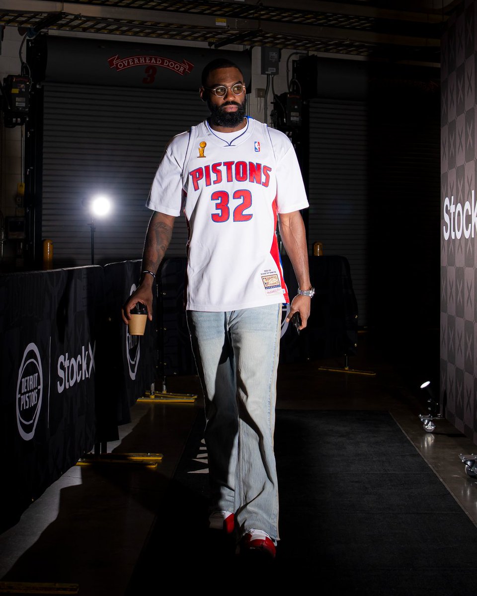 .<a href="/T_HardJR/">Tim Hardaway Jr</a> repping the <a href="/RipHamilton32/">Rip Hamilton</a> 2004 Finals jersey tonight 🔥