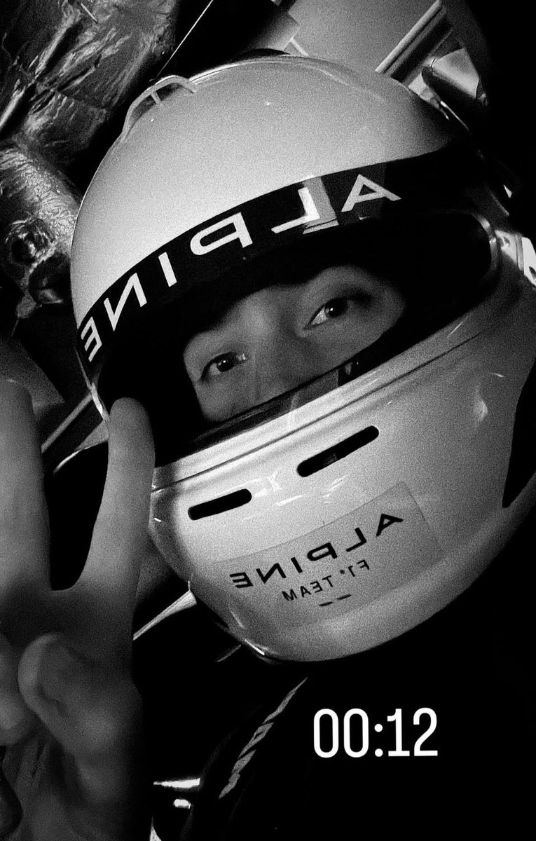 COLAPINTO 🇦🇷 | Lleva más de 5 hs de simulador en Enstone. Trabajando en el setup de los autos para el sábado de Quali. 

📸 IG <a href="/FranColapinto/">Franco Colapinto</a> 

#BahrainGP #TelemetricoF1