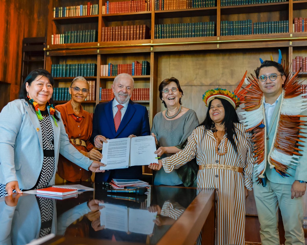 Assinamos nesta tarde a chamada pública para o maior projeto de reflorestamento em terras indígenas da história do país. Serão 3 editais do programa Restaura Amazônia, no valor total de R$ 150 milhões, para recuperação de até 137 terras indígenas no "Arco da Restauração",