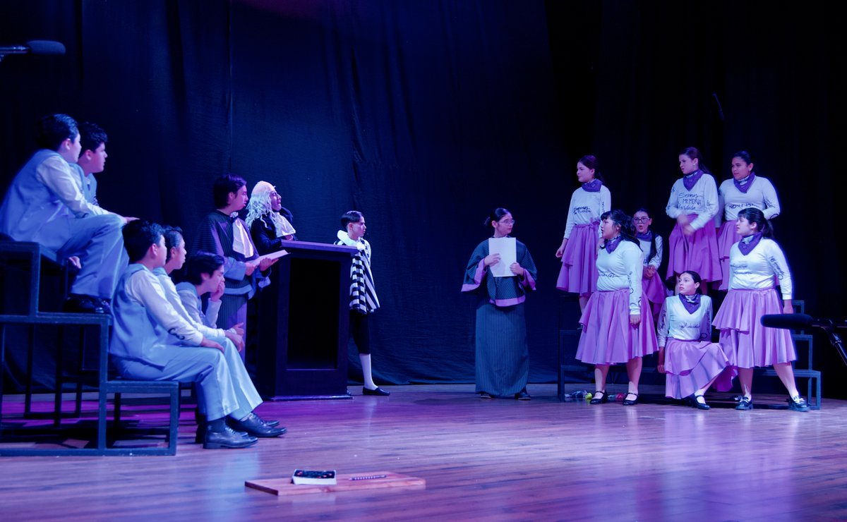 SernamEGAntofa's tweet image. Estudiantes del Liceo Experimental Artístico -LEA- de #Antofagasta interpretaron la obra El Juicio de Gabriela desde un enfoque feminista, diverso e indigenista 🎭🌿👩🏻‍🏫
A los 80 años del Premio Nobel de Literatura de Gabriela Mistral valoramos este esfuerzo de SernamEG y el LEA 👏🏽