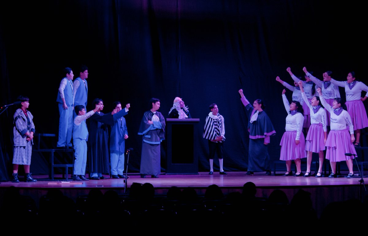 SernamEGAntofa's tweet image. Estudiantes del Liceo Experimental Artístico -LEA- de #Antofagasta interpretaron la obra El Juicio de Gabriela desde un enfoque feminista, diverso e indigenista 🎭🌿👩🏻‍🏫
A los 80 años del Premio Nobel de Literatura de Gabriela Mistral valoramos este esfuerzo de SernamEG y el LEA 👏🏽