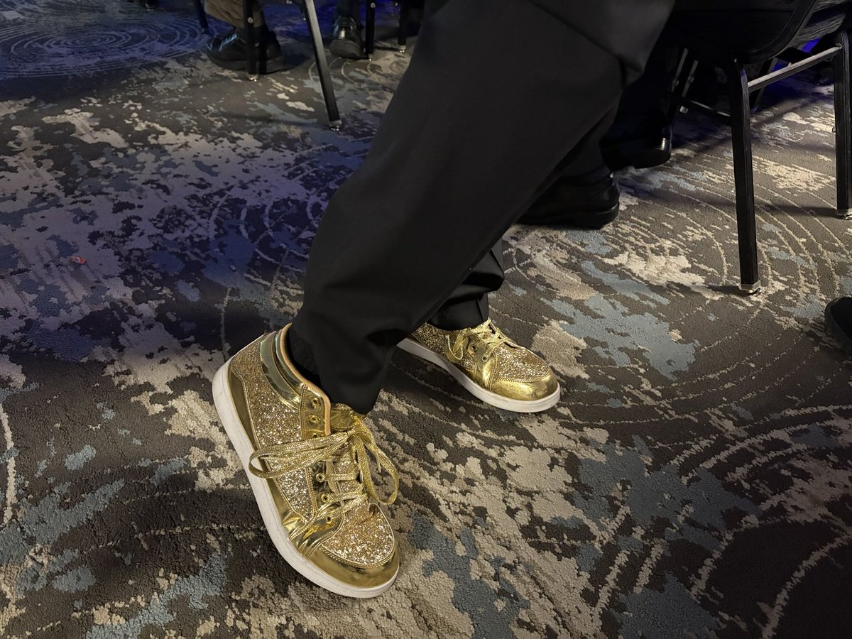 If you’re wondering what shoes to wear to ⁦<a href="/MidwestEmmys/">Upper Midwest Emmys</a>⁩ NATAS awards,⁦<a href="/jjmurray2112/">John (JJ) Murray</a>⁩ has it covered!