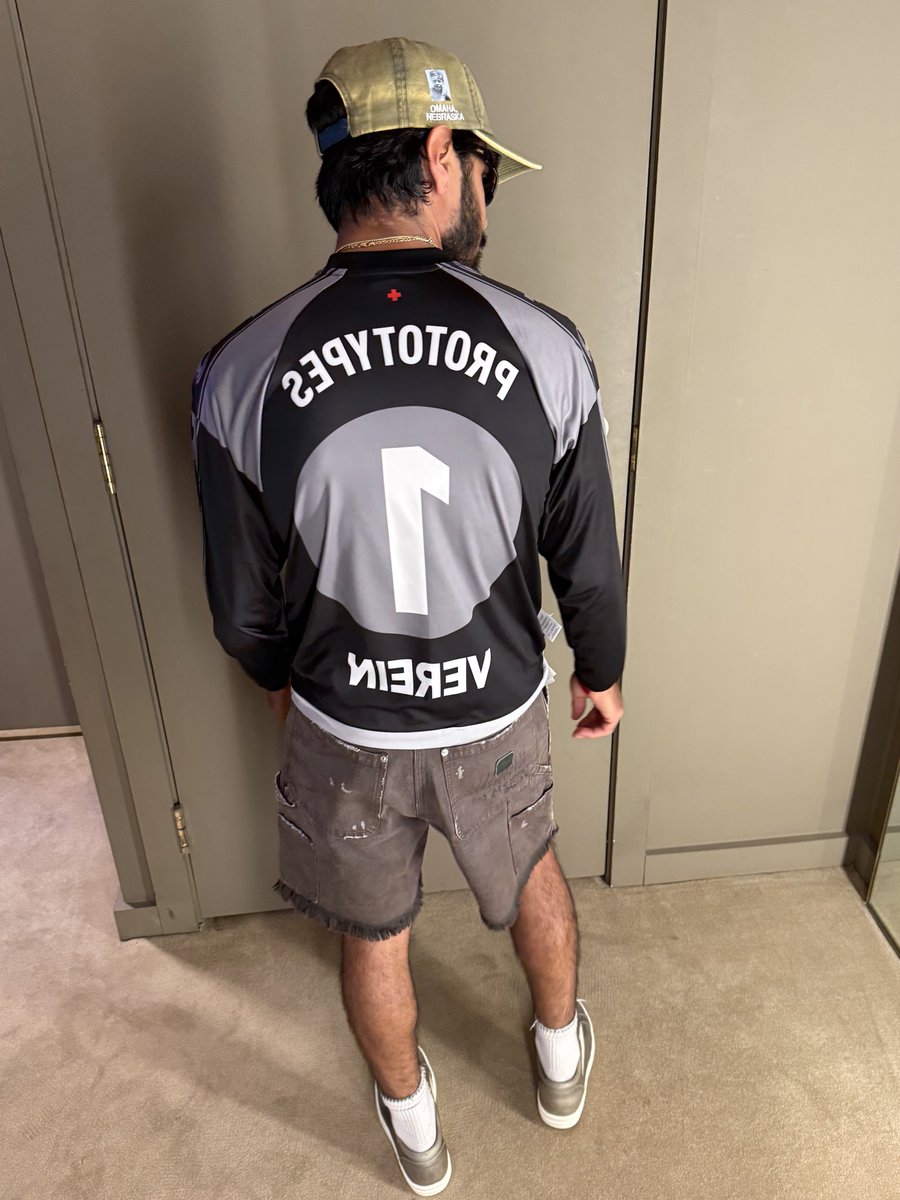 The start of something new… 

Look 1
Hat: #PALYhollywood
Sunglasses: #Loewe
Shirt: #Prototypes
Shorts: #PALYhollywood
Shoes: #RickOwens

DM if interested in any pieces of further questions ✨