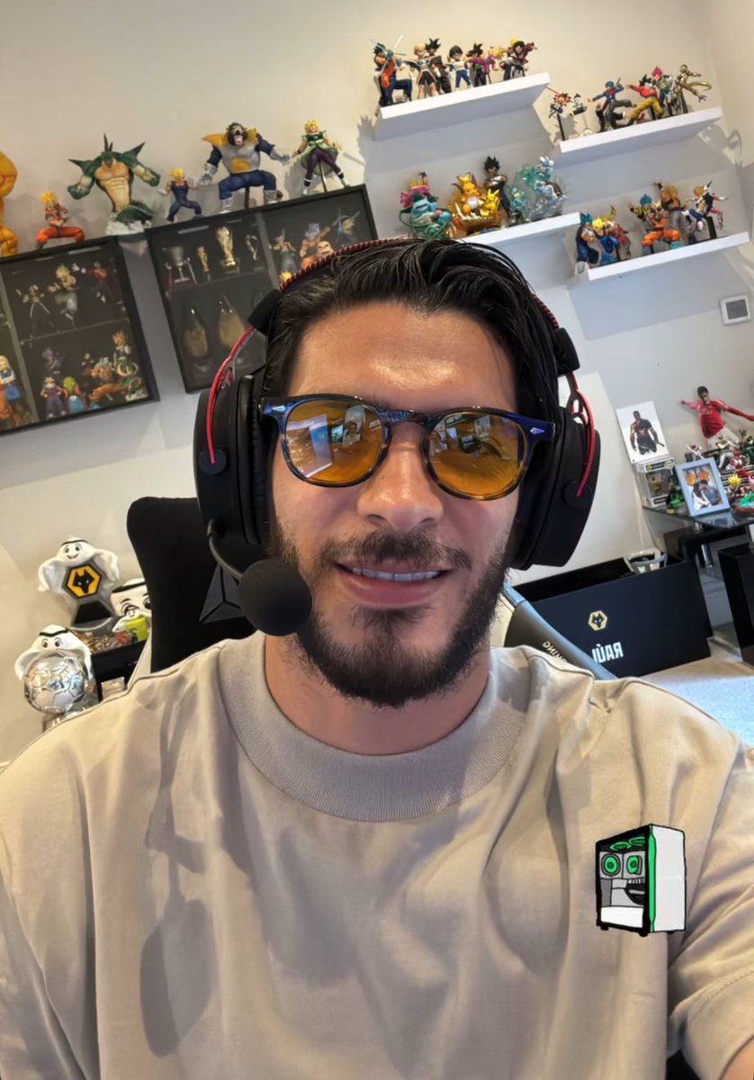 Jovenesfutmx's tweet photo. Raúl Jiménez en modo Gamer 🕹️🤓 https://t.co/hvwI4TRz3i