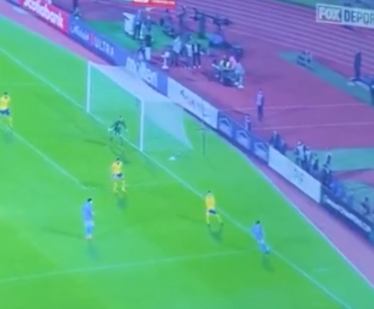 Seguro va a entrar un gol desde ese ángulo y con un defensa enfrente.