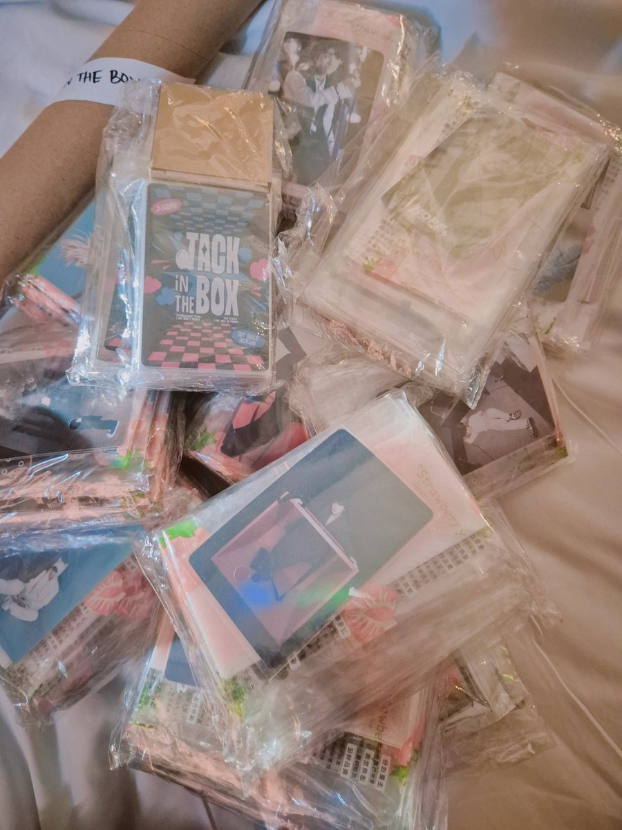 rockeriie's tweet photo. Giving away cooling pads on this hot summer day!

See you soonest hobi 🌞

#HOPE_ON_THE_STAGE_TOUR_Manila https://t.co/8MMBQ9jHHQ