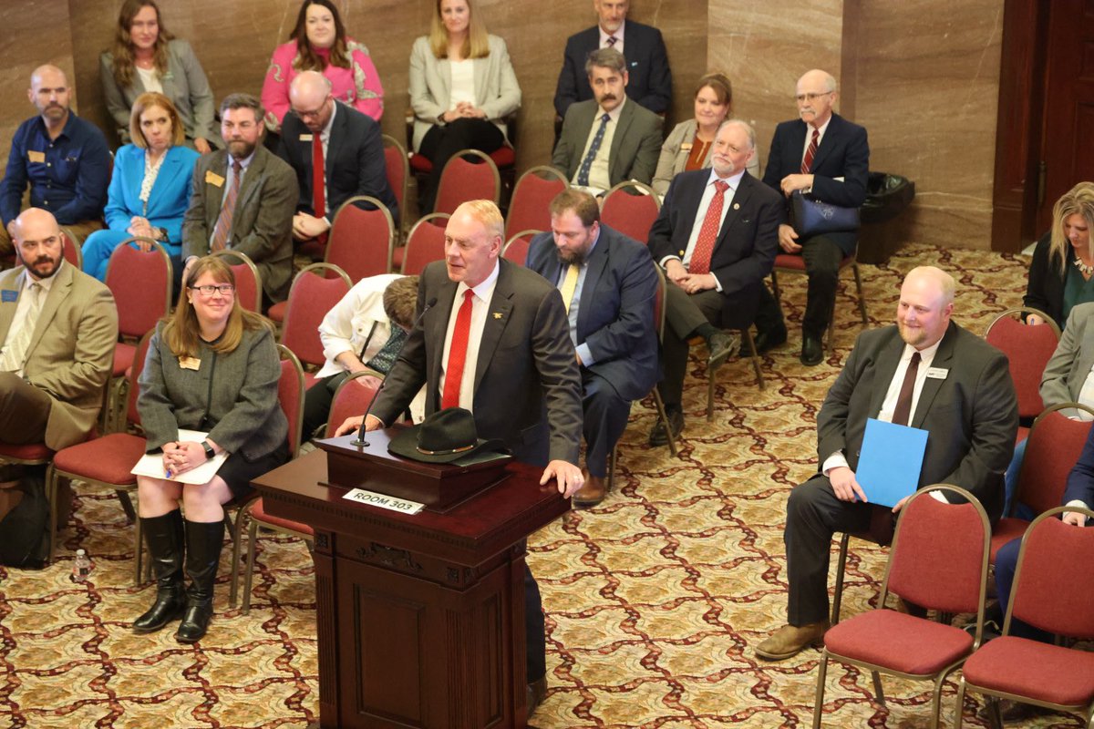 hswift's tweet photo. Everyone should have a boss like @RyanZinke   
Years after Amanda stopped working for him he is still an endless advocate for her career. Today he testified in the MT Legislature for her confirmation. She’s a star in her own right who makes all who work with her better, and he knows it.
