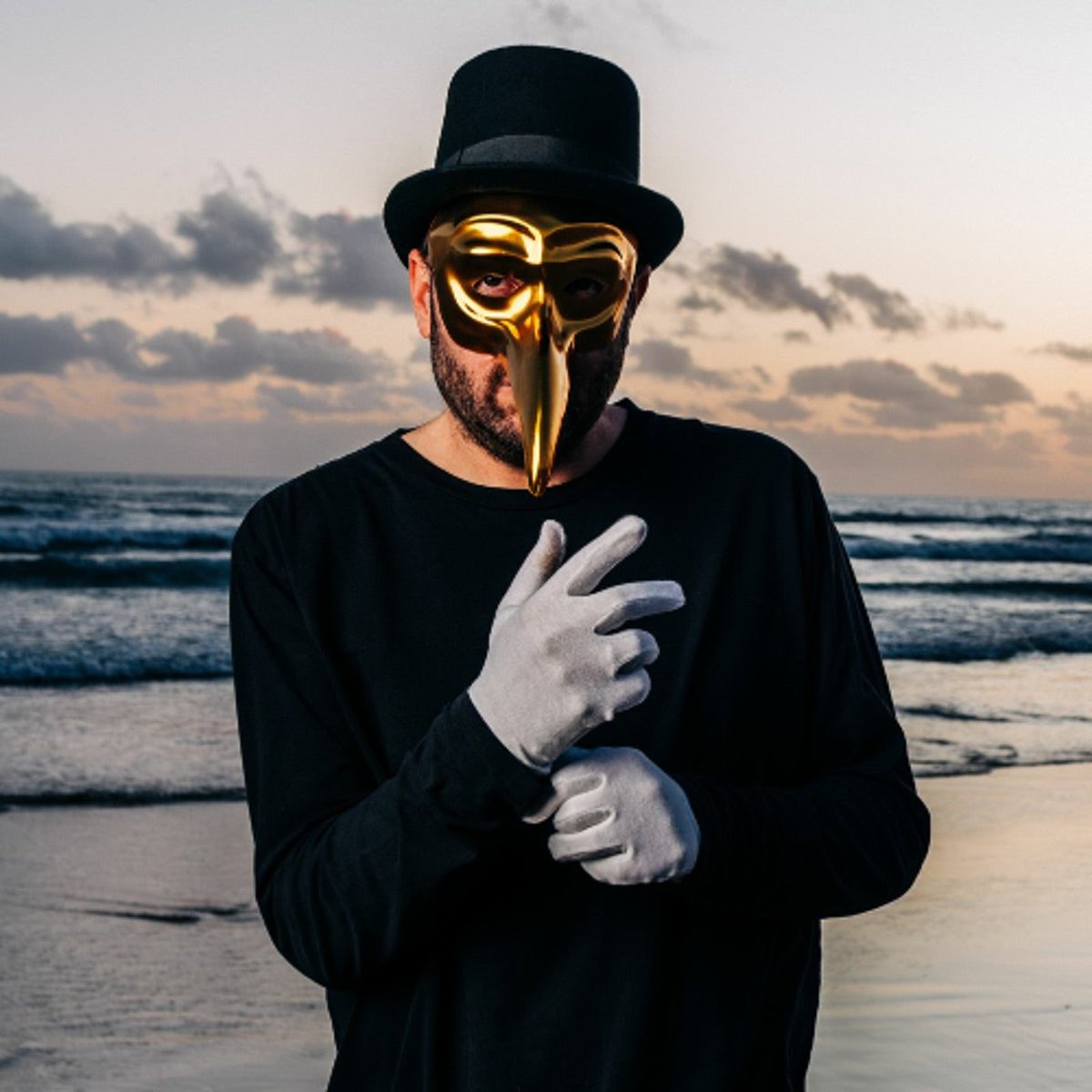Nos colamos en la cabina con Claptone, el enigmático DJ y productor alemán con su distintiva máscara dorada, fusiona House, Deep-House y Tech- House, creando un ritmo contagioso que conecta con un público diverso. 
Desde las 2 h en <a href="/radio3_rne/">Radio 3</a>  #CreaElFuturo
#EresLoQueEscuchas