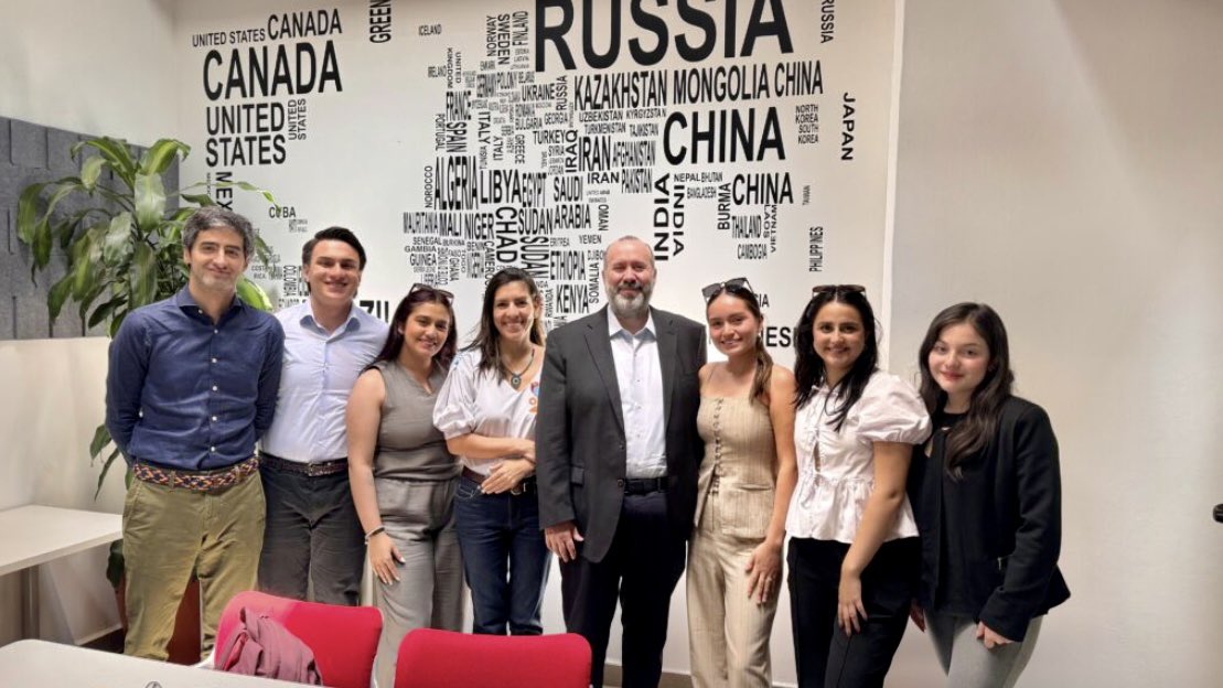 FIGRIExternado's tweet photo. 💡#GobLab 
🤓Estudiantes de FIGRI realizan trabajo de campo en México🇲🇽🌮
.
Encuentra la nota aquí👇🏻
.
🔗https://t.co/X1xgzbCoWJ
.
@FIGRIEscuelaRI @OrdonezGonzalo @PaulaXRuizC @RafaPinerosA @EscuelaGobFigri 👏🏻👏🏻 https://t.co/kCThnpb1Ma