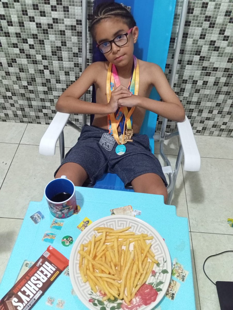 Era pra tirar uma foto da "festa da medalha" depois do segundo ouro da OBMEP e o mlk simplesmente meteu a foto mais gangster q vc verá de uma criança de 9 anos hj