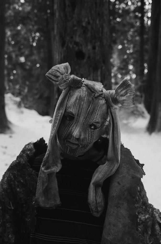burgessthinker's tweet photo. jenna as melissa shot by sophie nelisse 🐝 https://t.co/AQDFOxEhHp