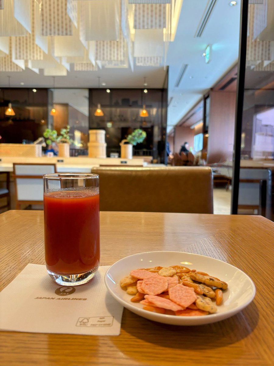 おはようございます。今朝の福岡空港は肌寒く、パーカーとか羽織ってる人が多い。風邪ひいたり、花粉症だったり、黄砂だったりして体調イマイチな人も多い。さてと、今日もトマト🍅飲んでお仕事行ってきます✈️