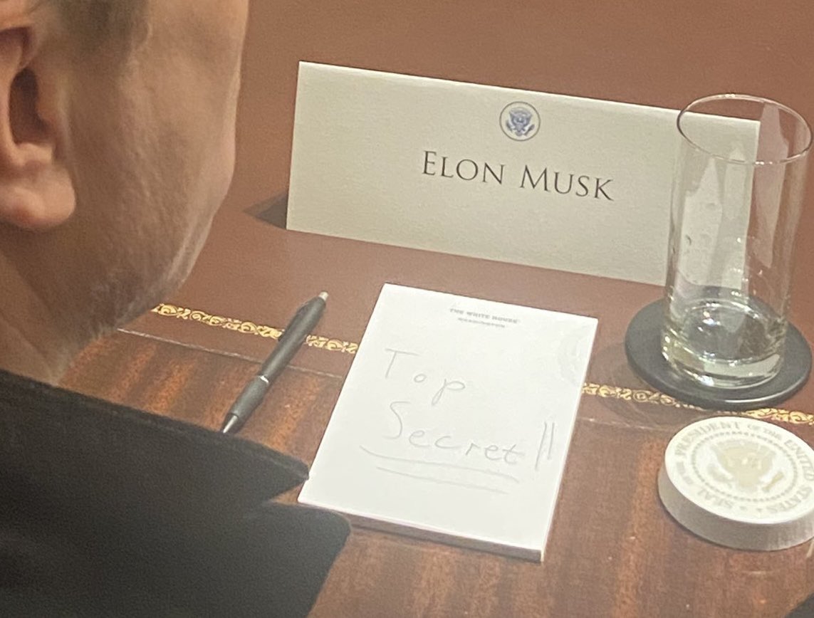 Elon knows the games the media plays, so he decided to mess with them at the cabinet meeting by writing "Top Secret" on his note pad, knowing they would be snapping pics of his notes / phone. 😂