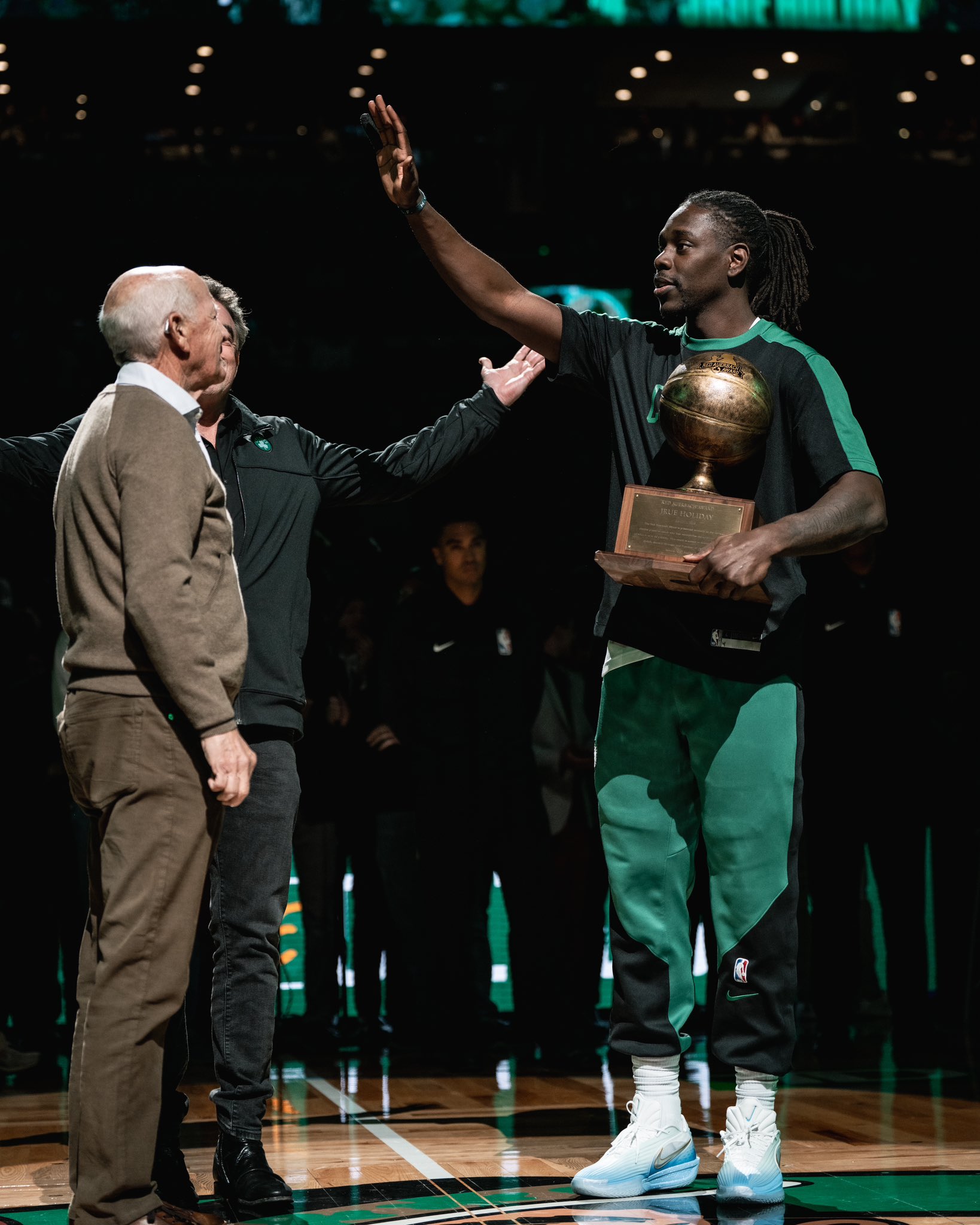 Jrue Holiday recibiendo el premio Red Auerbach esta temporada 