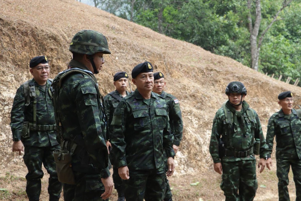 RTARF_PR's tweet photo. ผู้บัญชาการทหารสูงสุด ลงพื้นที่ชายแดน ติดตามภารกิจสกัดกั้นยาเสพติดในช่วงเทศกาลสงกรานต์
https://t.co/vmuRKgbrpx
#สกัดยาเสพติดชายแดน #ศอปชด #ฉก331 #ฉก88 #PeopleFirst #SupportToGov #ทหารเพื่อประชาชน #สงกรานต์ปลอดภัย https://t.co/hCihHn9t84