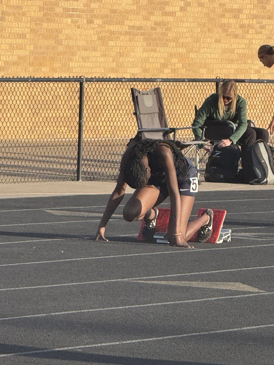 LNS_TF's tweet photo. Lady Gators attacking the hurdles https://t.co/rvPzpe31Kp