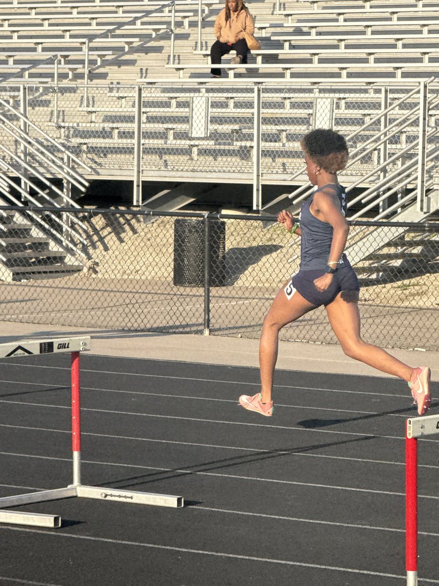 LNS_TF's tweet photo. Lady Gators attacking the hurdles https://t.co/rvPzpe31Kp
