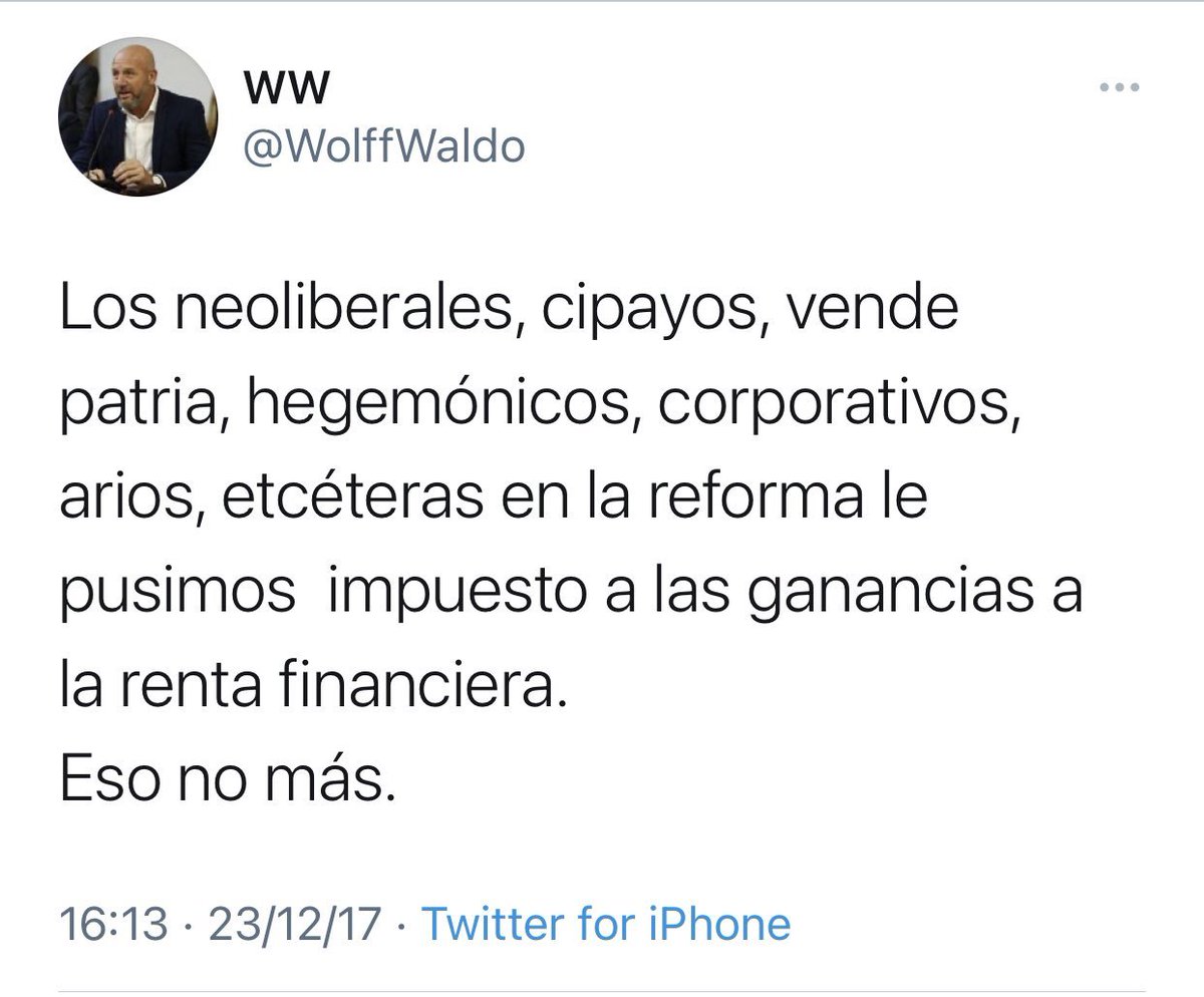 TraductorTeAma's tweet photo. 🇦🇷✅¿Por qué la salida del cepo de Javier Milei no tiene absolutamente nada que ver con lo que hizo Macri? Explico.
Como hay mucha gente diciendo "esto ya lo viví" cuando NINGÚN argentino vivo vivió esto me parece importante desarrollarlo. Primero voy a empezar por explicar cómo era el esquema con Macri y luego voy a seguir con el de Milei.

⚠️🚨 1)¿Por qué el macrismo fue un desastre monetario y tuvo inflación alta con "emisión 0"?
LELIQS y pasivos remunerados ATP (Apto para todo Público)
Una crítica CONSTRUCTIVA en idioma simple para que pueda ser entendida por todos. Esto los liberales lo decíamos hace 8-9 años. Hoy tal vez lo puedan ver mejor.

El Ex Presidente Mauricio Macri había anunciado en su momento "emisión monetaria 0".
La emisión 0 de Macri era una mentira. No se imprimían tantos pesos -creación primaria de dinero- pero se esterilizaba base monetaria (depósitos bancarios) vía colocación de pasivos remunerados del banco central (Deuda del BCRA) que devengaban intereses, las famosas LEBACS y LELIQs.
A eso hay que sumarle las reservas que se compraban y contra las cuales emitían LELIQs. O sea que tenían un costo que llegó a 73% anual en la nominalidad de aquel entonces.

Vamos a dar unas vueltas en los conceptos hasta aquí nombrados para que puedan comprenderlo mejor los que no son del rubro: La esterilización monetaria se hacía con la intención de que quede "retenida" la masa de pesos y de esta forma evitar que circulen por la economía como medida anti-inflacionaria.

El tema es que nadie congela sus depósitos gratis. Nadie tiene pesos quietos en un contexto altamente inflacionario a cambio de nada. Nadie pospone consumo presente a interés 0%. Esos depósitos eran básicamente Plazos Fijos en Bancos. Los Plazos Fijos eran colateral de fondos de inversión a 24hs.
24hs = Líquido casi peso crocante.

Entonces la contraparte de los depósitos a Plazo Fijo eran LELIQS (Letras de Liquidez). Estos pasivos monetarios remunerados devengaban intereses; vencido el plazo había que pagar las letras + intereses devengados. Estos intereses devengados son "creación secundaria de dinero".

Por ende teníamos emisión 0 pero aumentaba el multiplicador monetario. ⚠️Y a todo esto: ¿Cómo paga los intereses de los pasivos monetarios remunerados un estado que no genera flujo de ingresos suficientes para abordar los mismos?

Si tenés intereses reales en pesos y déficit fiscal, a la larga no te queda otra que bajar el gasto público,  aumentar impuestos o IMPRIMIR PESOS. El génesis de esta estrategia estaba en la idea de no bajar gasto.
Macri no era partidario de la motosierra. De la misma forma que en 2025 dice que no es necesaria la motosierra en CABA, el no vio pertinente una motosierra profunda en el Estado Nacional mientras fue presidente. Ellos creían que "Si la economía crecía, la economía se monetizaba y se solucionaba el tema".
Un Banco Central no debería tener esos pasivos si es independiente.

Entonces con las LELIQS de Macri: "esterilizamos moneda" para evitar la circulación monetaria pero nos metimos en un círculo vicioso que devenga intereses genera más déficit y promueve la creación secundaria de dinero que termina en creación primaria para cubrir el bache financiero!!

¿Para qué esterilizamos moneda en primer lugar? Para no bajar el gasto (no ajustar política).
⚠️A todo este problema se le suma que en la era Macri pusieron el famoso Impuesto a la Renta Financiera impulsado por Sergio Massa y apoyado por Cambiemos.

Acá queda claro que la política monetaria estaba en manos de gente que no entendía NADA de moneda o NO QUERÍAN entender y por eso decían "Ay no sabemos por qué hay inflación".
A esta altura se preguntarán qué tiene que ver el impuesto a la renta financiera con esto.

1.A: ¿Cuál fue el efecto del impuesto a la renta financiera macrista -impulsado por Lucas Llach- y cómo se relaciona con el tema?
Recordemos lo dicho antes, las LELIQ son colateral de los Plazos Fijos. Y con el impuesto a la renta financiera se pagaban impuestos por ganancias NOMINALES sobre plazos fijos que dieron pérdidas REALES.
DESTRUYÓ LA DEMANDA DE DINERO. SE PULVERIZÓ LA DEMANDA DE PESOS.

¿Entonces qué teníamos? Teníamos un nuevo impuesto legislado a los depósitos bancarios remunerados QUE PERDÍAN PLATA. Como dijimos antes, NADIE sacrifica consumo presente para perder plata.

Ahora se pone complejo, pero no puedo simplificarlo más que esto.. Necesito que me sigan con atención y que recuerden las 3 formas de cubrir los intereses devengados por las LELIQs: Cortar gastos / Aumentar impuestos / Emisión Monetaria

⚠️El macrismo fue por el aumento de impuestos con  el impuesto a la renta financiera que recaudó USD 100M y perdió USD 15.000M en inversiones anuales.

Además y LO PEOR: le subió la tasa de interés 30% a todas las Pymes, pequeños inversores y todo aquel que compré algo financiado. (no es comparable la tasa de 30% de aquel entonces con el 25% actual)

Ya no tenía sentido depositar fondos para perder plata por impuestazos. El individuo podía no depositarlos y listo pero los Pasivos Remunerados el BCRA (LELIQ) había que recolocarlos ya que vencen cada 7 y 14 días. O los recolocas o los pagas. Plata para pagar no había.
Acababan de aumentar impuestos para cubrir este bache pero terminaron recaudando menos que si no hacían nada y encima provocaron una salida de depósitos bancarios que pegó directo en la tasa de interés sobre la cual se financiaban las empresas y COLOCABA el Estado sus LELIQS.

El Estado terminó recaudando menos y pagando más por financiarse. Recordemos que este impuesto APOYADO POR JUNTOS POR EL CAMBIO fue ideado por SERGIO MASSA. Un tipo que en ese entonces decía imbecilidades como que un presupuesto podía caer 400%. O sea, un delincuente anumérico. Pero así y todo, Cambiemos lo apoyó. Era obvio que iba a terminar mal. Rompieron todo. Lamentablemente, ese tipo terminó siendo EL PEOR Ministro de Economía de la historia.

En el medio de todos estos acontecimientos teníamos a muchos MBA en Finanzas que nos decían que la tasa que se pagaba por las Leliqs era menor que la tasa del endeudamiento que se contraía entonces si cubríamos riesgo sarasa y pisabamos la tasa local y sarasa y muchos IF IF IF....
Proponían complejidades estrictamente académicas con un presidente que NO era Milei, con una motosierra inexistente y con un Estado cuyo gobierno estaba lleno de Radicales hiperinflacionarios, Lilitos, Piters Robledos y Carolinas Stanleys financiando a Grabois (Stanley le dio 30.000 millones de pesos de 2016 a los piqueteros).

Entonces sostenían que SI TODO ESO, que era un desequilibrio delirante, salía bien por algún milagro.. íbamos a CRECER y si CRECÍAMOS solucionabas todos los problemas de demanda de dinero; entonces las LELIQs era una forma de crecer sin ajuste.
Decían literalmente eso, "Crecimiento sin ajuste".
Volvemos a lo que siempre nos dicen SI CRECEMOS SOLUCIONAMOS TODO.
Pero nunca vamos a lograr crecer en medio de tremendo desequilibrio y delirio cuasi inexplicable por gente que se dedica a esto.

Le cobraron renta financiera a los plazos fijos de la empresas que se trataron de cubrir de la inflación.
El gobierno de Macri defaulteó los bonos en pesos y "reperfiló" -nació esa palabra- a los FCI... terminaron entregando bonos (no soberanos a asalariados) con la plata del monotributista, congelando precios, emitieron moneda y aún así TODAVÍA teníamos LELIQs. Después vino Alberto y todo fue aún peor. Después de Alberto Fernández apareció Massa que hizo exactamente lo mismo pero muchísimo más desquiciado aún.

La salida a todo ese delirio era liberal, de shock y sin gradualismo.
La casta política históricamente fue muy creativa para no bajar el gasto público. Todo eso se dio por gastar más de lo que ingresa y habiendo agotado las fuentes de financiación externa aún quisieron insistir en hacer alquimia fiscal.
Massa EMPEORÓ todo. Casi nos lleva a una hiperinflación. En realidad, si no teníamos a Milei... era una hiperinflación cantada que pulverizaba la moneda nacional.

La alquimia fiscal NO EXISTE. GASTEN MENOS.
Quiero recordar que bajo el mandato anterior:
- Los kirchneristas no entendían lo que decíamos.
- Algunos de JxC nos miraban raro.
- El ultramilitante de cambiemos nos insultaba y bloqueaba solo por hacer una crítica fundamentada.

___________________________

2) 🇦🇷✅ FUERZAS DEL CIELO. GRACIAS PRESIDENTE MILEI @jmilei . GRACIAS TOTO @LuisCaputoAR .
No voy a explicar todo el camino transcurrido hasta acá, de la misma forma que omití todo los delirios de Massa. Voy a dar un pantallazo de actualidad pero con las novedades del día en el que sacamos el cepo.

- Con el acuerdo con el Fondo Monetario Internacional que YA SE CONFIRMÓ + otros organismos estaríamos cerca de los 50.000 millones de dólares de reservas brutas.
- La Base Monetaria a tipo de cambio oficial es aprox 25.000 millones de dólares
- La base monetaria a tipo de cambio libre es aprox 20.000 millones de dólares.
- La base amplia son aprox 35.000 millones de dólares

Los pesos tendrían más del doble en respaldo que en la época de la convertibilidad. Es algo histórico para Argentina. No hay pesos. Y se siguen reduciendo la cantida de pesos.

✅ Todo esto se da con superávit fiscal. 
⚠️🚨Mientras estaba la convertibilidad había déficit fiscal que fue el gran problema de los 90s.

Los que dicen "esto ya lo viví" mienten. Esto no lo viviste nunca. Ni en 100 años vivimos esto.

En el Banco Central se va a hacer exactamente lo opuesto que hicieron los kukas. 
Los kukas para sacarles reservas al BCRA les colocaban "letras intransferibles no monetizables". Pasivos de clavo al BCRA.
Ahora se va a hacer lo opuesto. Se le van a recomprar las letras intransferibles al BCRA y se le van a dar dólares al BCRA.

¿Por qué no aumenta la deuda? Porque estás cancelando deuda del BCRA. Se anula la operación pero mejora la hoja contable del Banco Central.
Como la operación se va a hacer a precios de mercado y el tipo de cambio oficial supera el valor de mercado de las letras intransferibles PODRÍA darse la situación de que esto CANCELE DEUDA. O sea, no sería neutro, sería desendeudador.

Los pesos van a estar respaldados.
La base monetaria amplia está constante.
El gasto público está constante.
El superávit fiscal debería ir en ascenso.

El gobierno de Milei ya compró 25.000 millones de dólares. Y unos 19.000 millones fueron a PAGAR DEUDA que nos dejaron los kukas.
O sea... 

Entonces.. ELIMINAMOS el cepo. Y no se hizo de la misma forma que lo hizo Macri.

Personas humanas: flujo USD 100% liberado.

Personas jurídicas: Financiamiento ya estaba liberado.
Flujos de dividendos de 2025 en adelante 100% liberado (a partir de 2025)

Stocks previos a 2025: Nueva serie de Bopreal (100% lógico).

Importador: se puede pagar en el momento que el producto llega al país. Plazo de 30 días eliminados 

Pymes que no tienen CC: pueden pagar desde el momento del despacho.

Bienes de capital:
Pueden pagar 30%anticipado 50% al despacho de origen y 20% al registro en el país.

Eliminado el limite de los 200 usd.
Eliminada la 7340 (CORRO EN PIJA POR LA CALLE)
Eliminada la carga impositiva en la compraventa 
Eliminados los registros.

Hay superávit.
Hay cada vez menos pesos.
Renovamos el SWAP con China.
Tenes al Secretario del Tesoro viniendo en medio de una guerra comercial a la Argentina. Y desde Argentina va a transmitir hacia todo el mundo via Bloomerg.

Esto no lo vivimos nunca, hermano.
Disfruten.
Gracias eternas a todos los que hicieron esto posible.
Gracias eternas a los mandriles que lo lloran. El progreso es inevitable. La Libertad Avanzará, el cielo los aplastará.
Durante muchos años estuvimos gobernados por delincuentes.

NO EXISTE PLAN ECONÓMICO ARGENTINO NI DEL MUNDO PARECIDO A ESTE.
NO HAY REGISTROS HISTÓRICOS.
ESTO ES NUEVO.
@Sweden VAYAN PULIENDO EL NOBEL DE ECONOMÍA PARA JAVITO.

VAMOS A SER POTENCIA MUNDIAL.

Argentina será próspera.