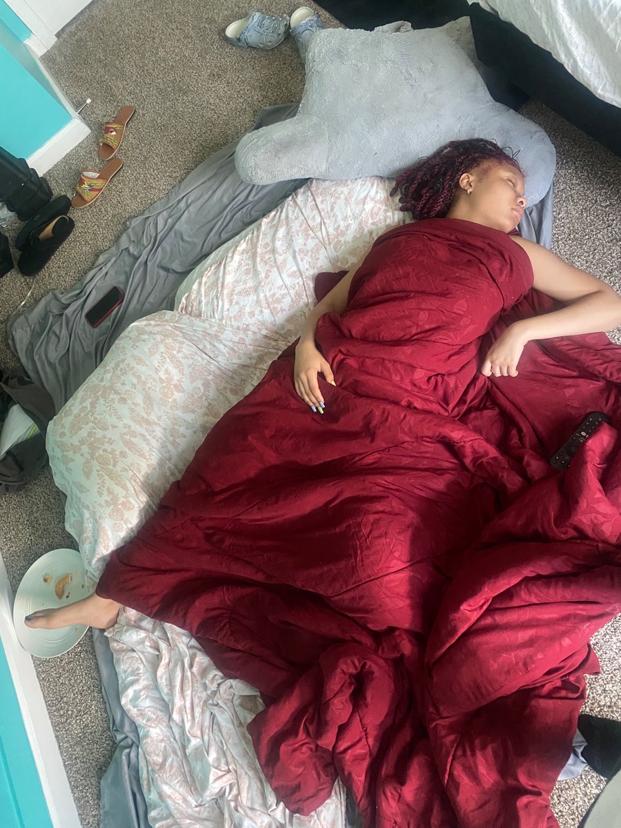 chinama67010664's tweet photo. definition of when i come over all i need is a cover n food &amp; im good 😭 https://t.co/wt8WOdP0W9